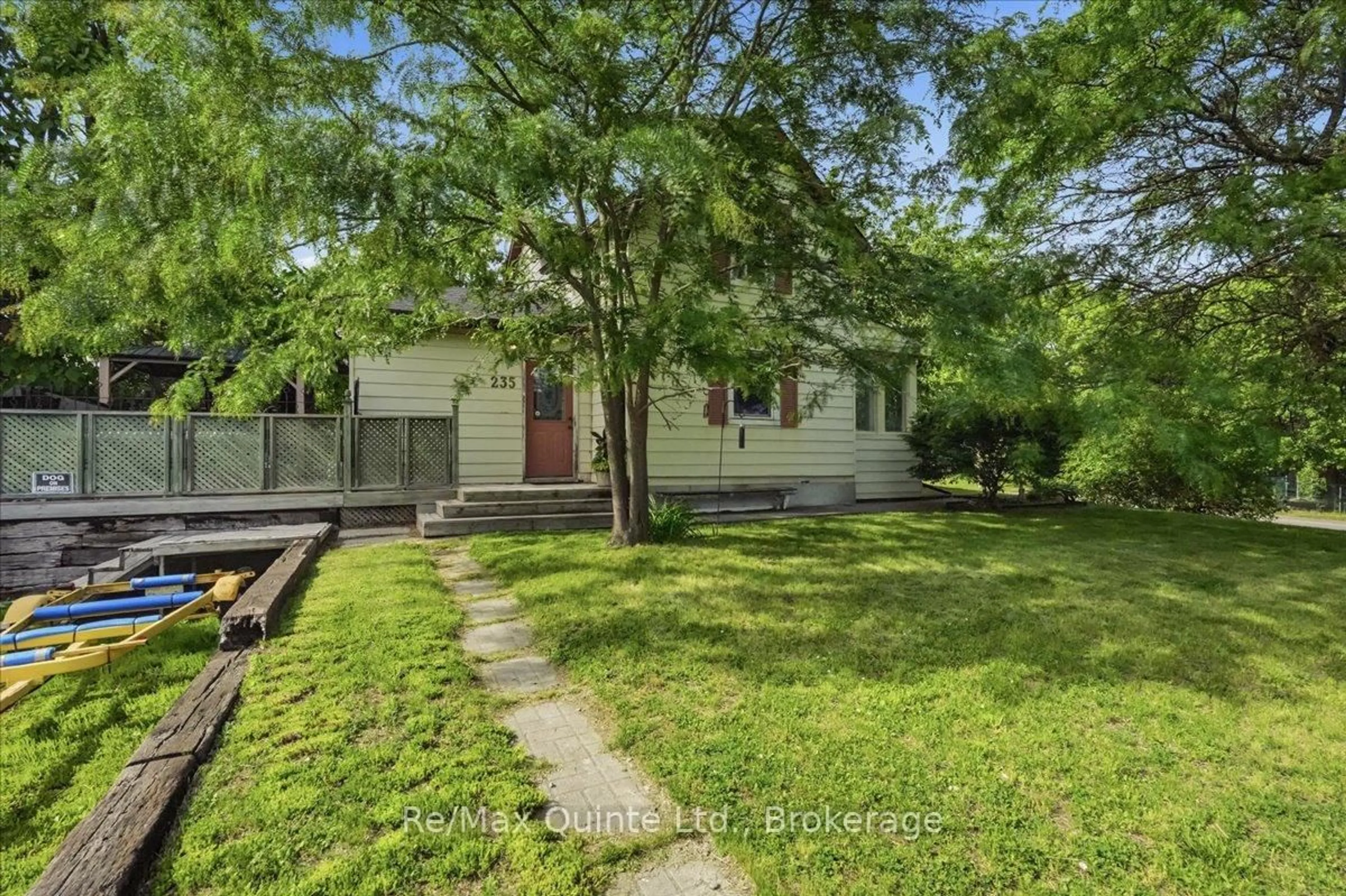 A pic from outside/outdoor area/front of a property/back of a property/a pic from drone, street for 235 Pine St, Belleville Ontario K8N 2N3
