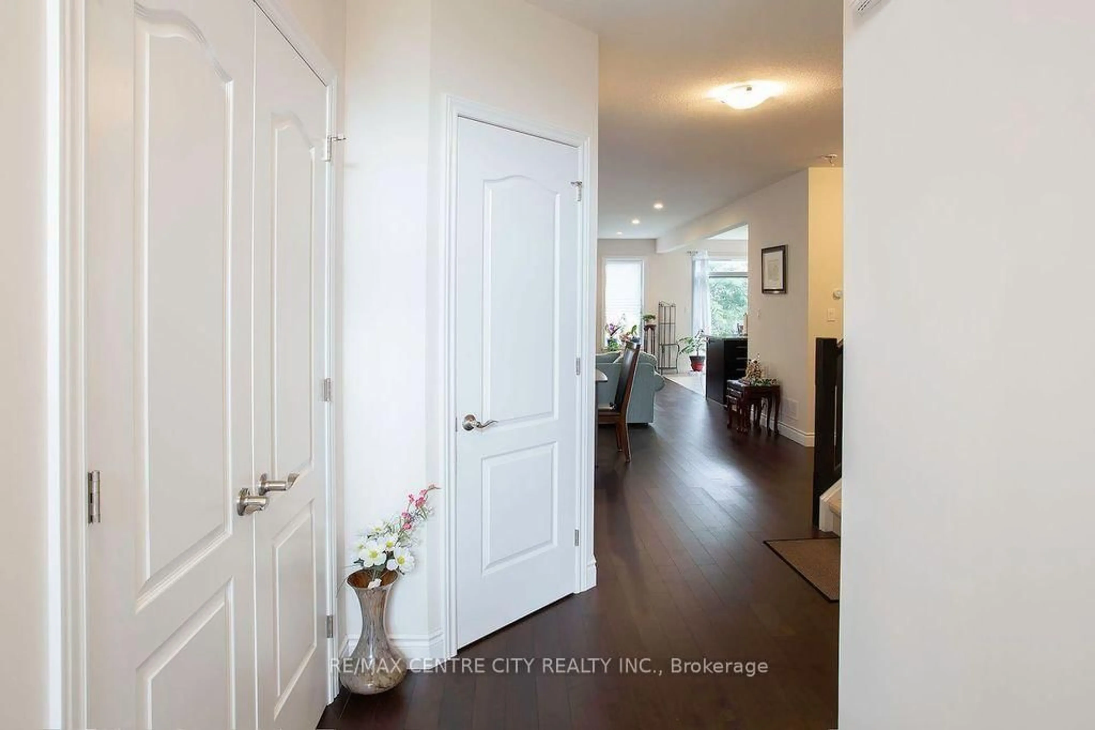 Indoor entryway for 1586 Noah Bend, London North Ontario N6G 0T2