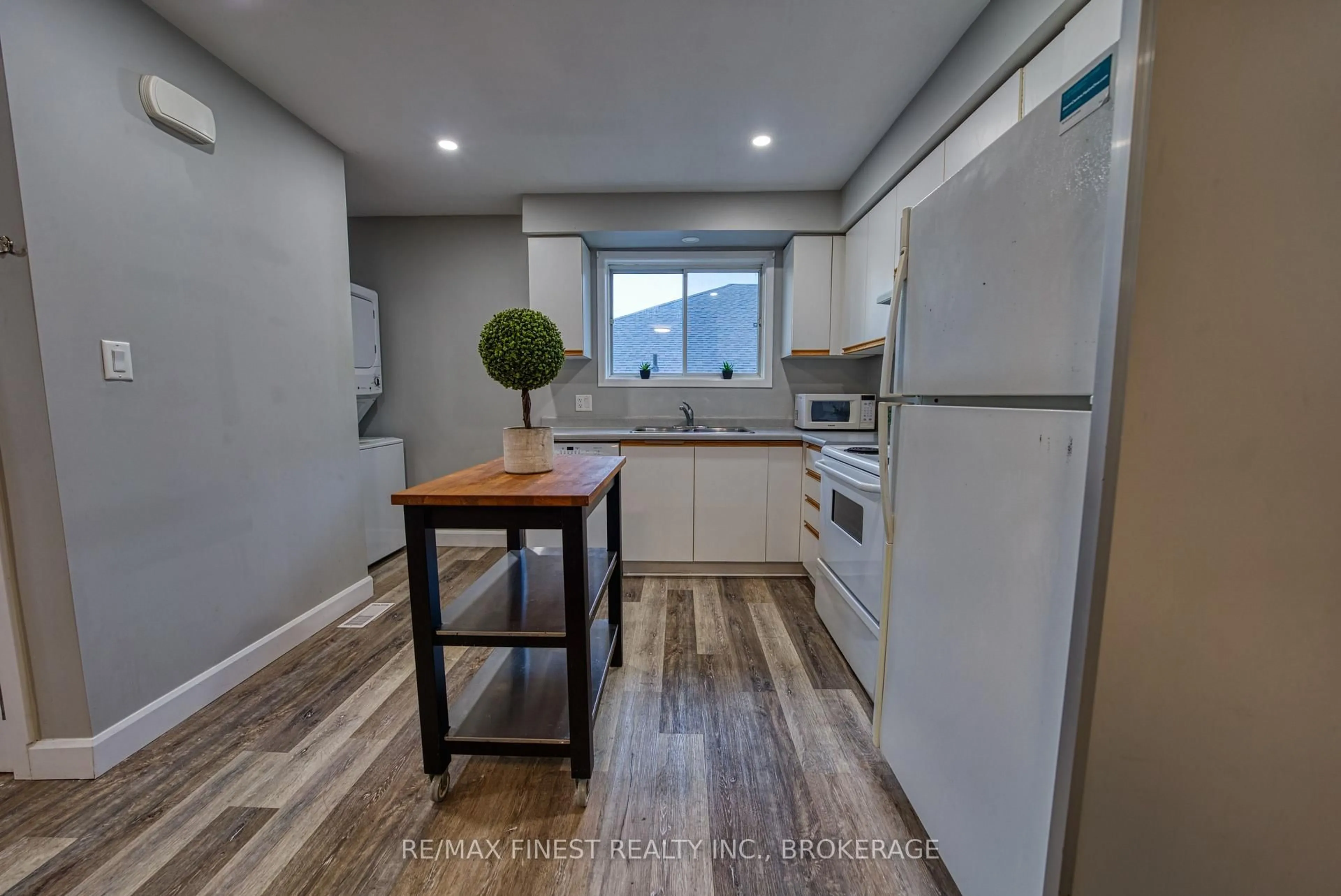 Standard kitchen, unknown for 941 Warburton Cres, Kingston Ontario K7M 8L1