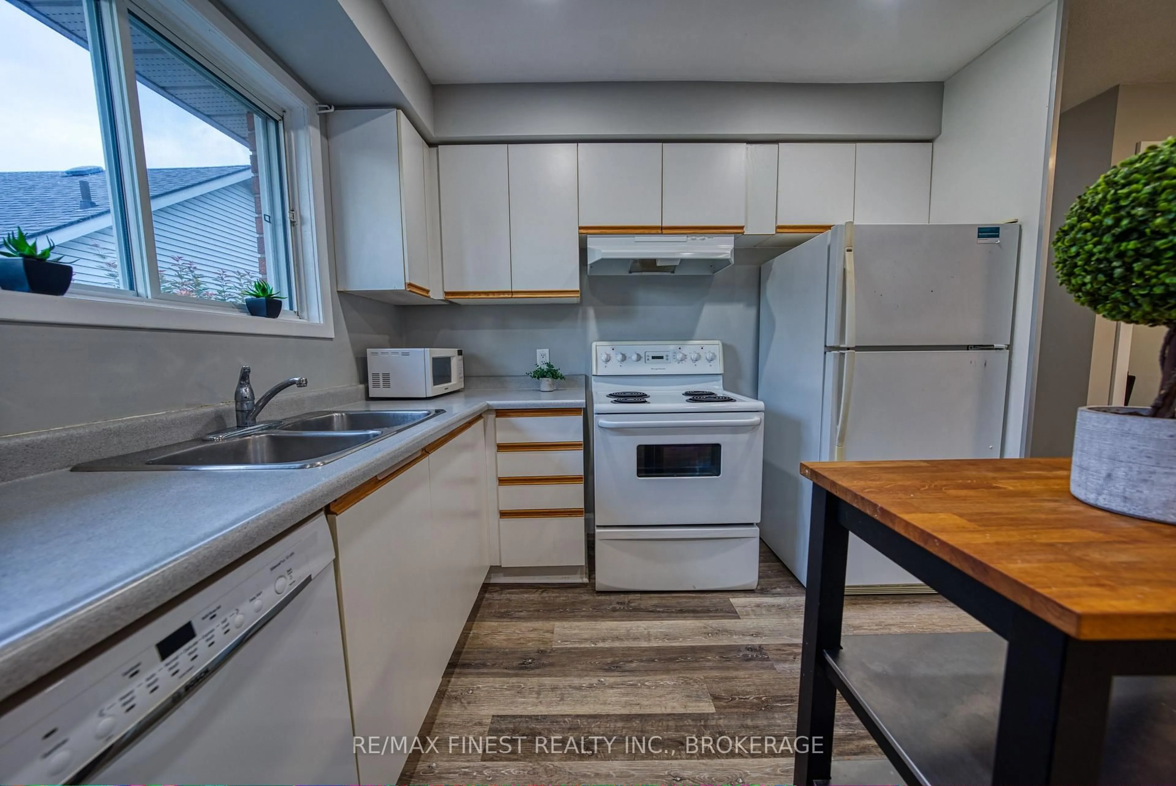 Standard kitchen, unknown for 941 Warburton Cres, Kingston Ontario K7M 8L1