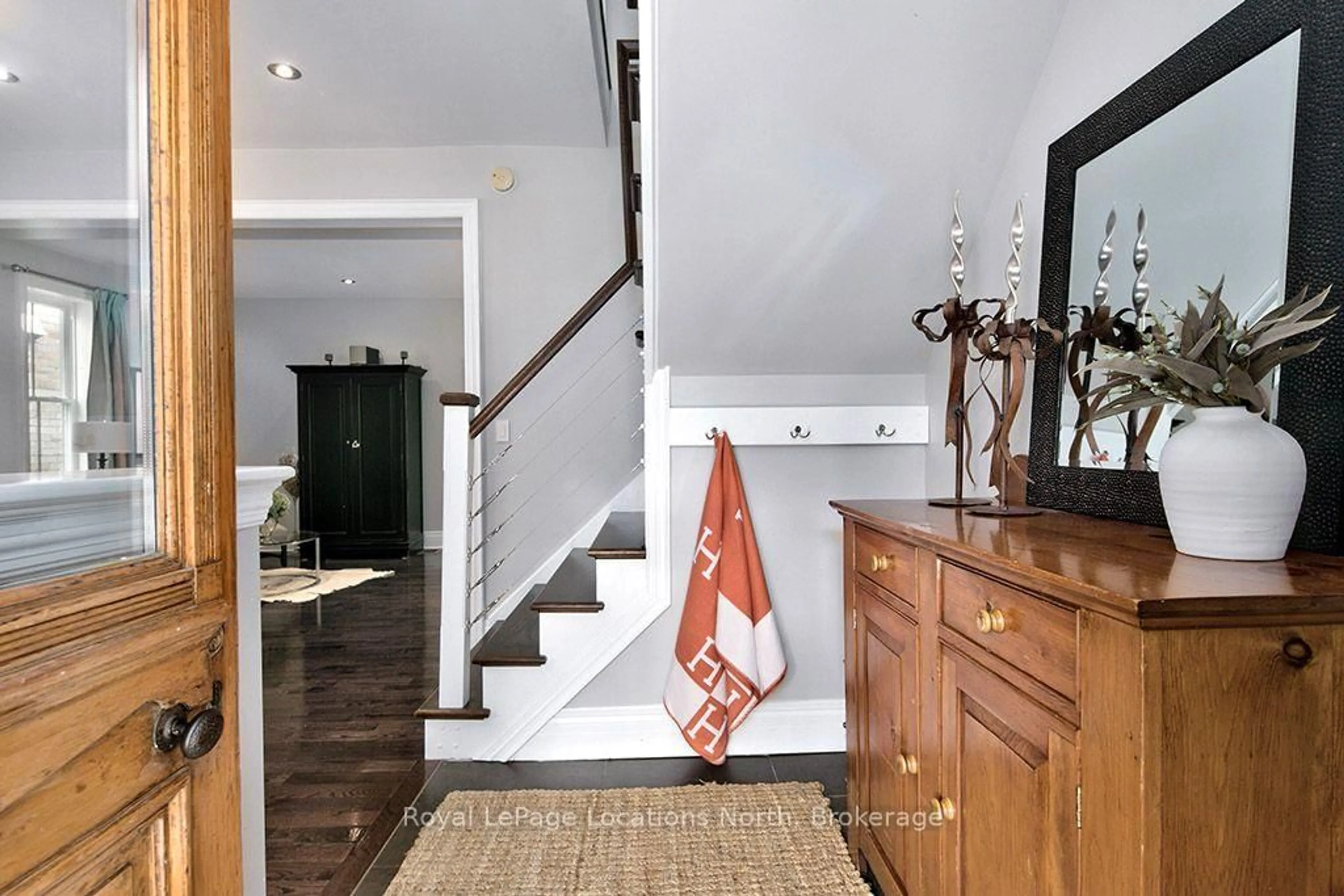 Indoor entryway for 97 Bruce St, Blue Mountains Ontario N0H 2P0