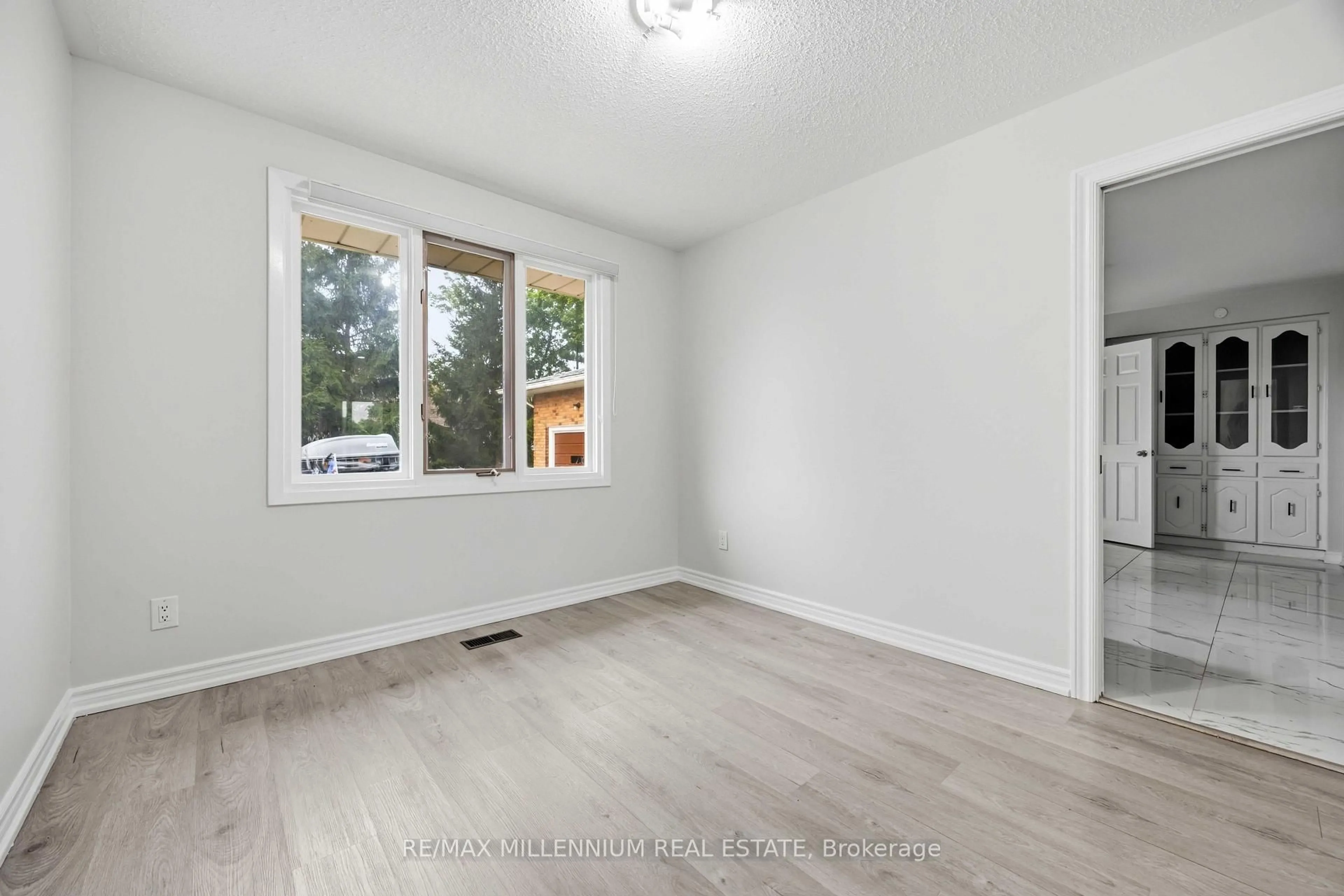 A pic of a room for 867 Wellington St, Sarnia Ontario N7T 1J4