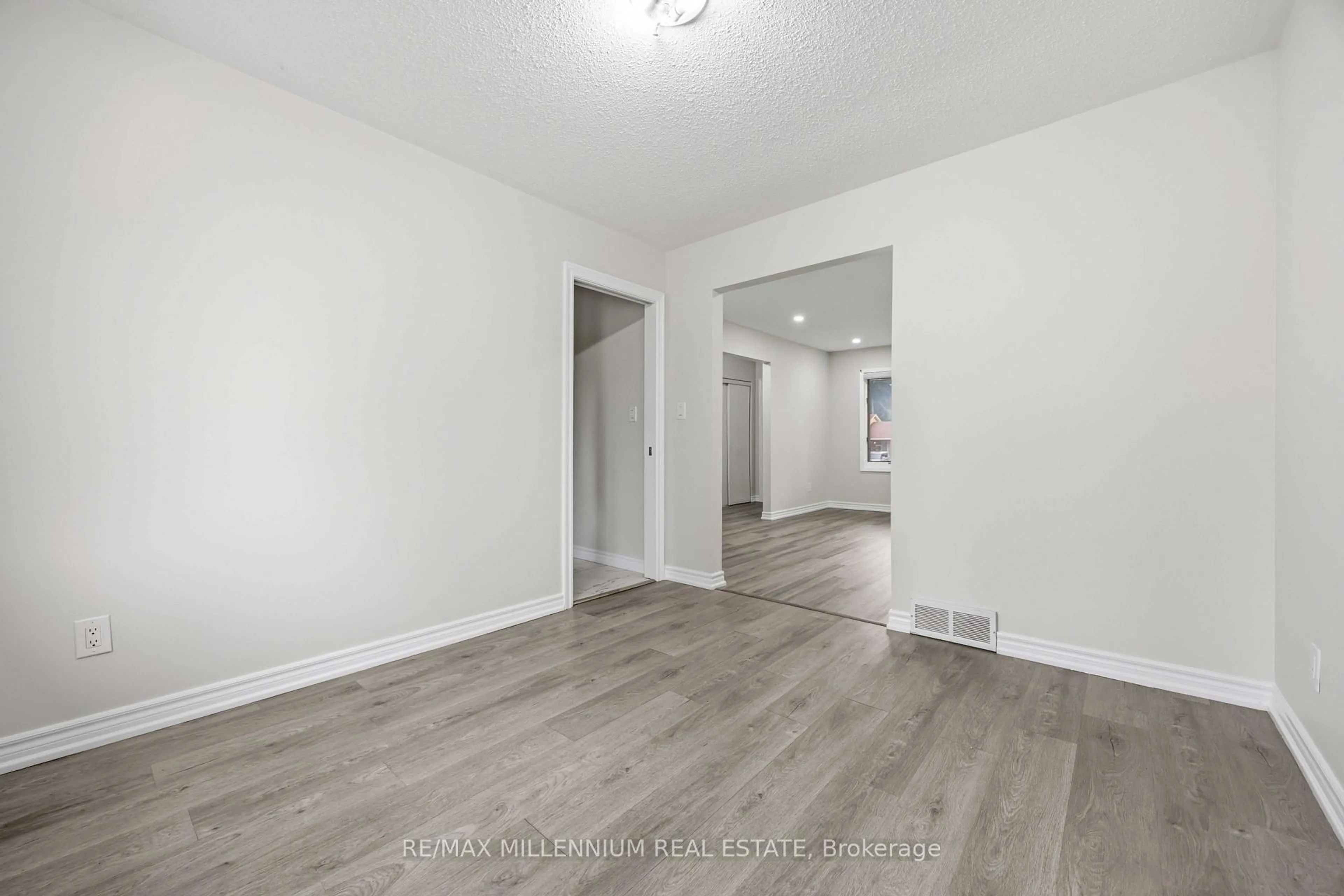 A pic of a room for 867 Wellington St, Sarnia Ontario N7T 1J4