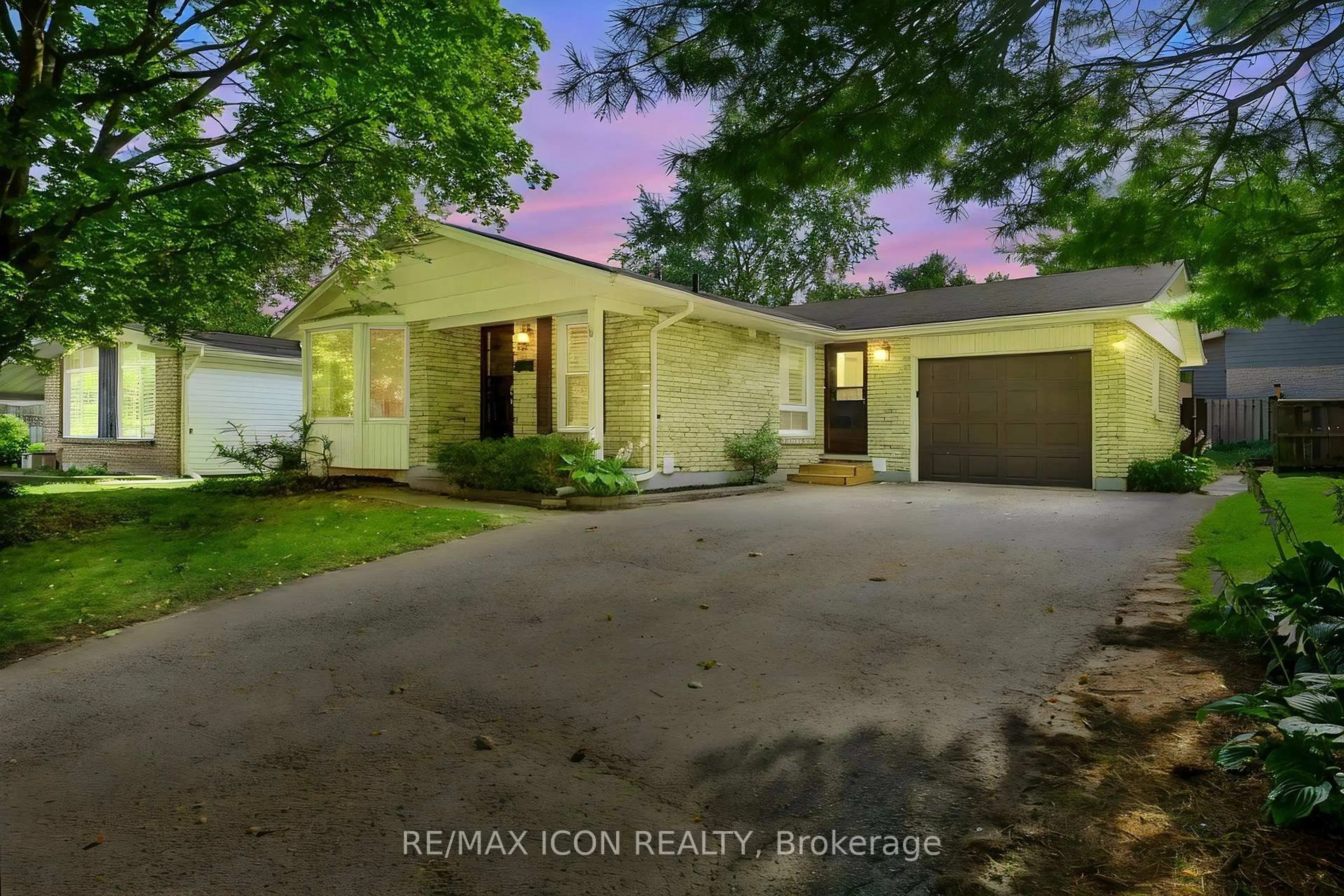 A pic from outside/outdoor area/front of a property/back of a property/a pic from drone, street for 95 Underhill Cres, Kitchener Ontario N2A 2S7