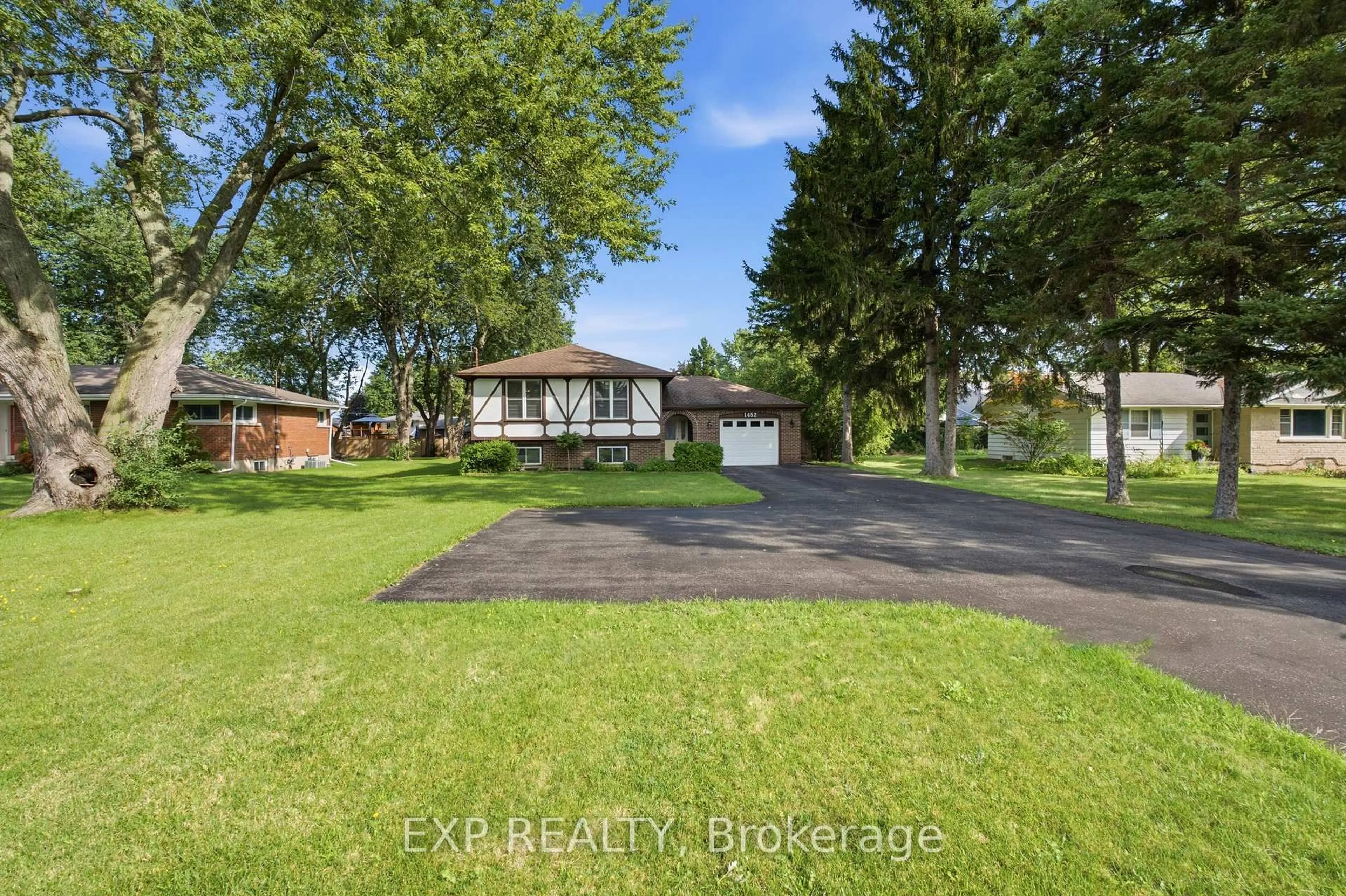 A pic from outside/outdoor area/front of a property/back of a property/a pic from drone, unknown for 1452 Garrison Rd, Fort Erie Ontario L2A 1P6