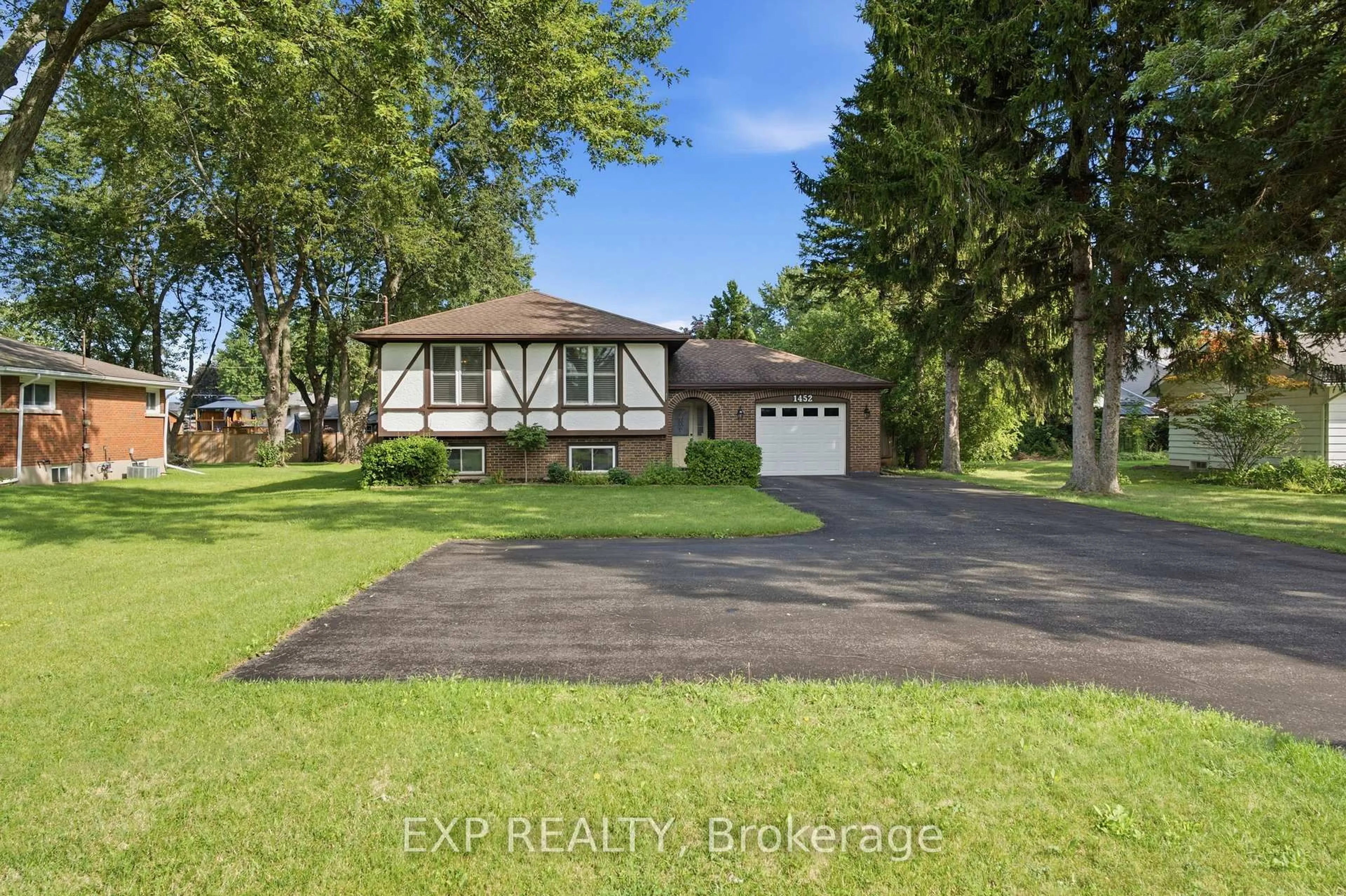 A pic from outside/outdoor area/front of a property/back of a property/a pic from drone, street for 1452 Garrison Rd, Fort Erie Ontario L2A 1P6