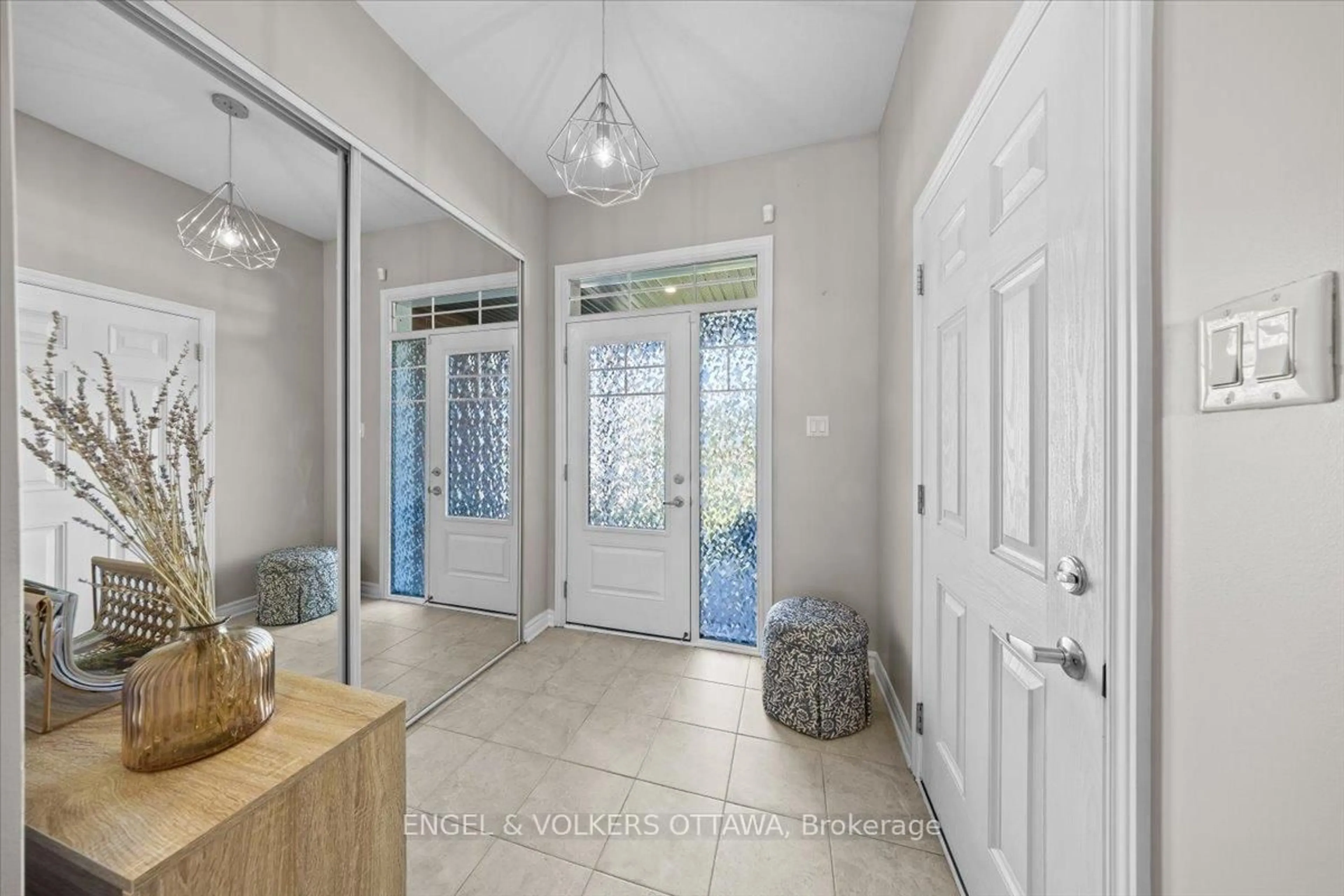 Indoor entryway for 508 Hyssop St, Ottawa Ontario K4A 1H5