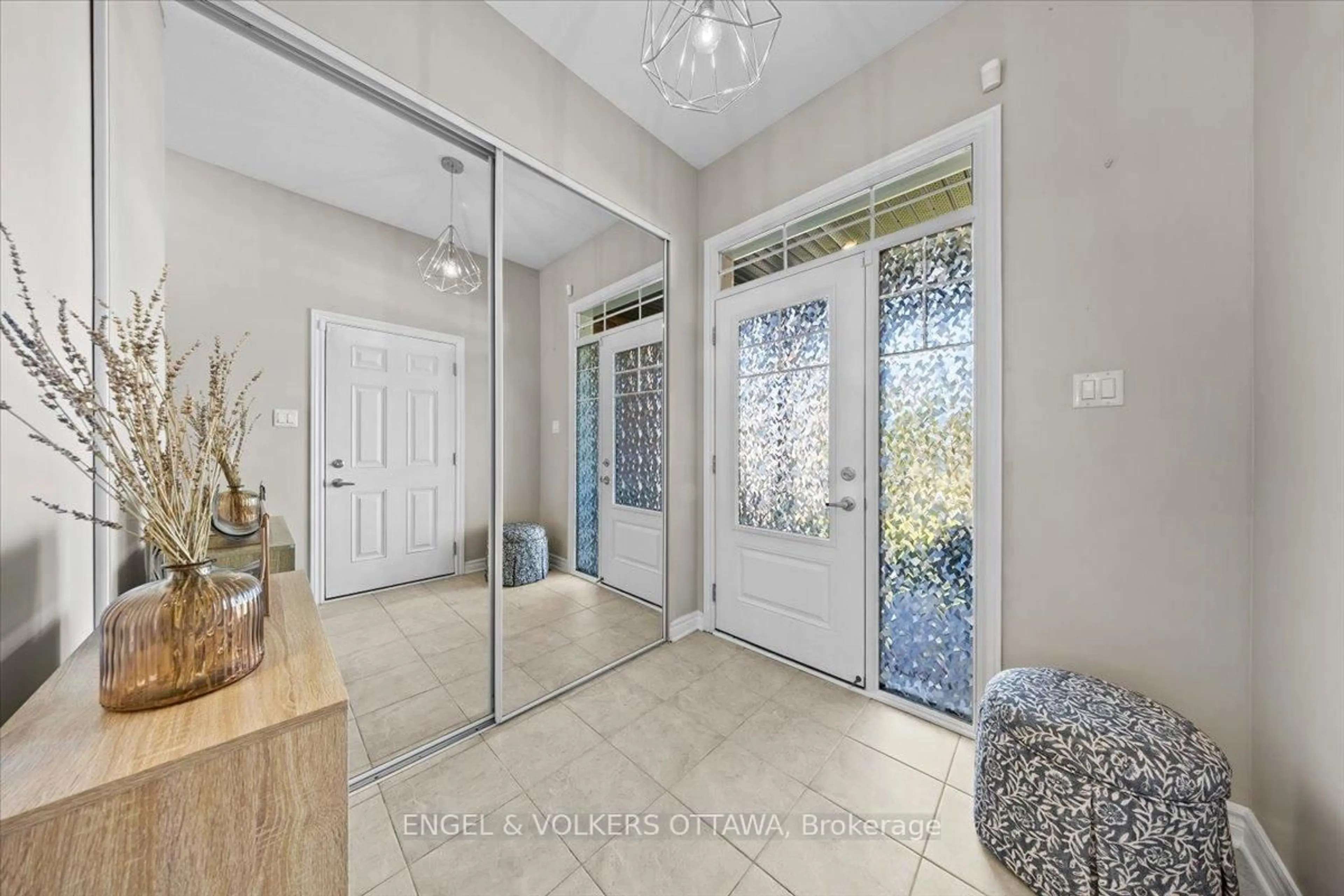 Indoor entryway for 508 Hyssop St, Ottawa Ontario K4A 1H5