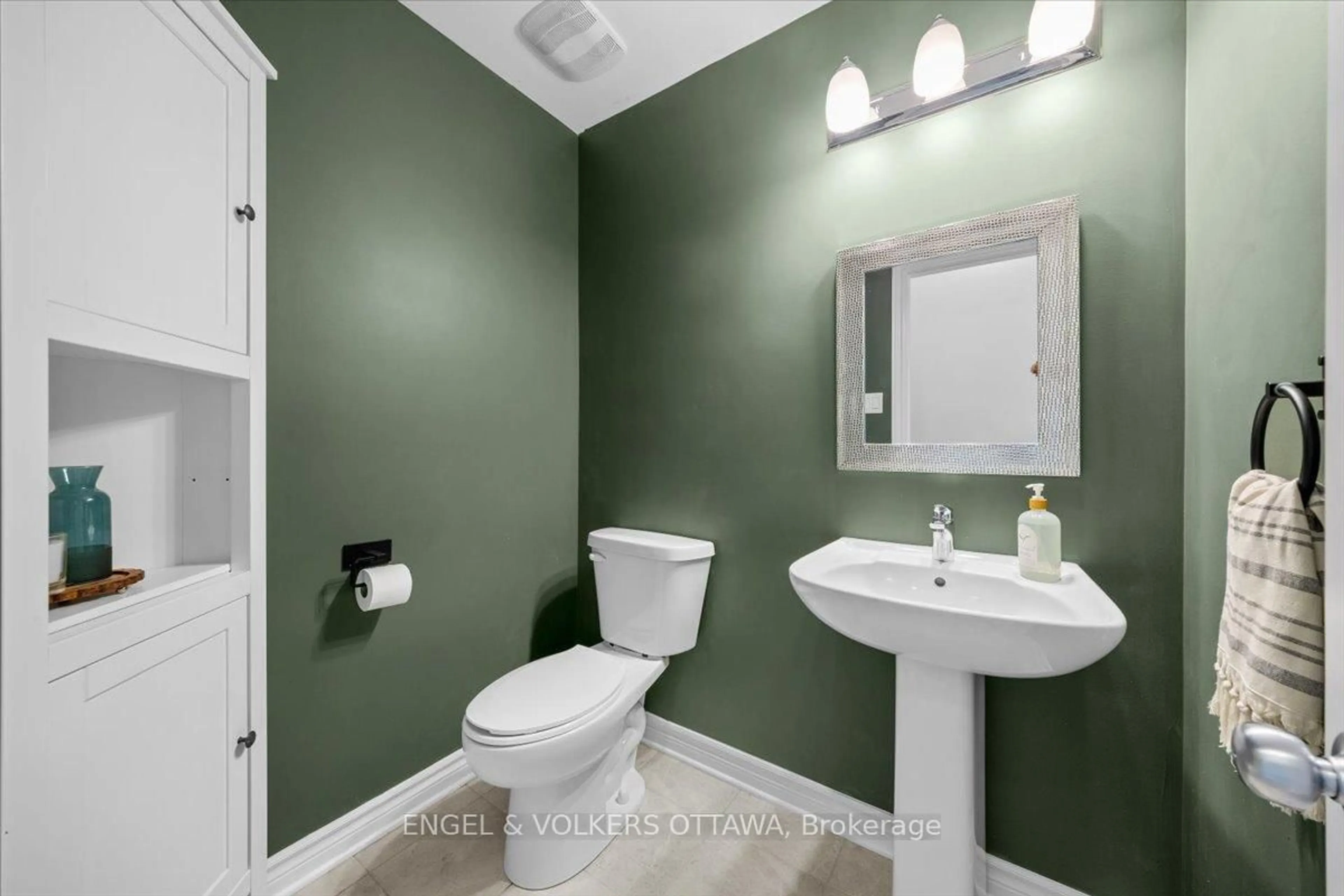 Standard bathroom, ceramic/tile floor for 508 Hyssop St, Ottawa Ontario K4A 1H5