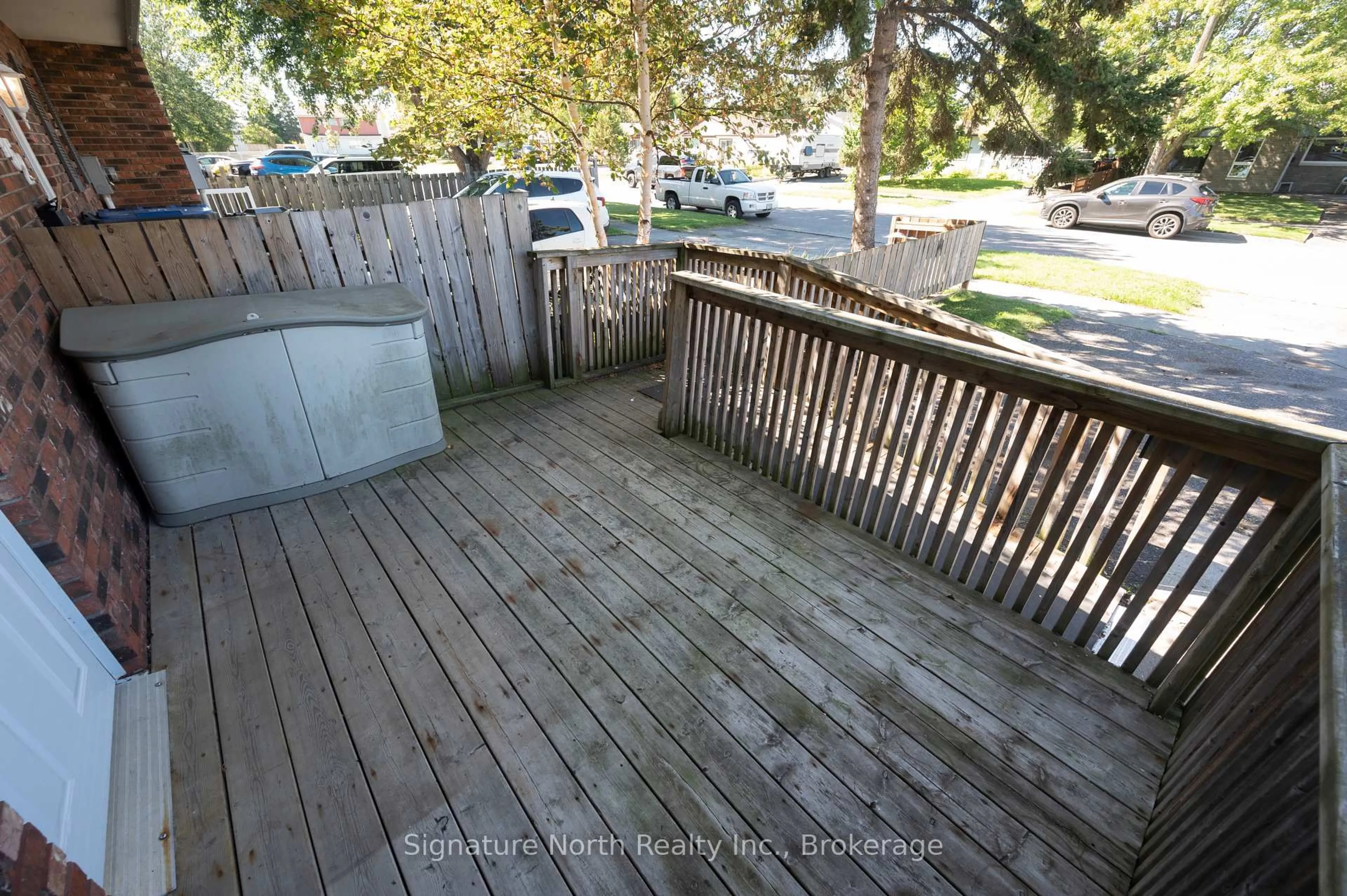 Patio, street for 454 Wentworth Cres, Thunder Bay Ontario P7A 7S8