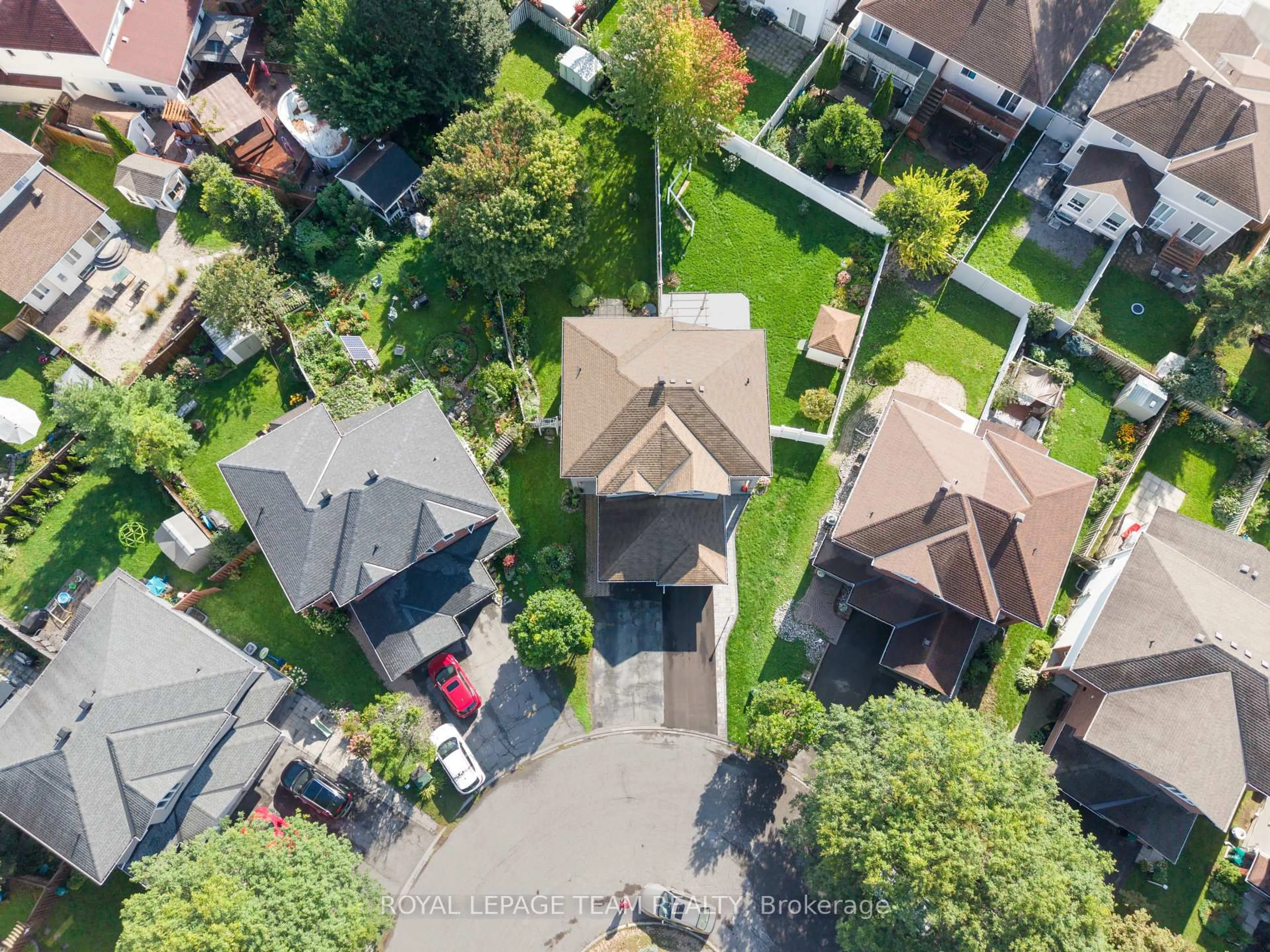 A pic from outside/outdoor area/front of a property/back of a property/a pic from drone, street for 36 Saffron Crt, Ottawa Ontario K2J 4R7