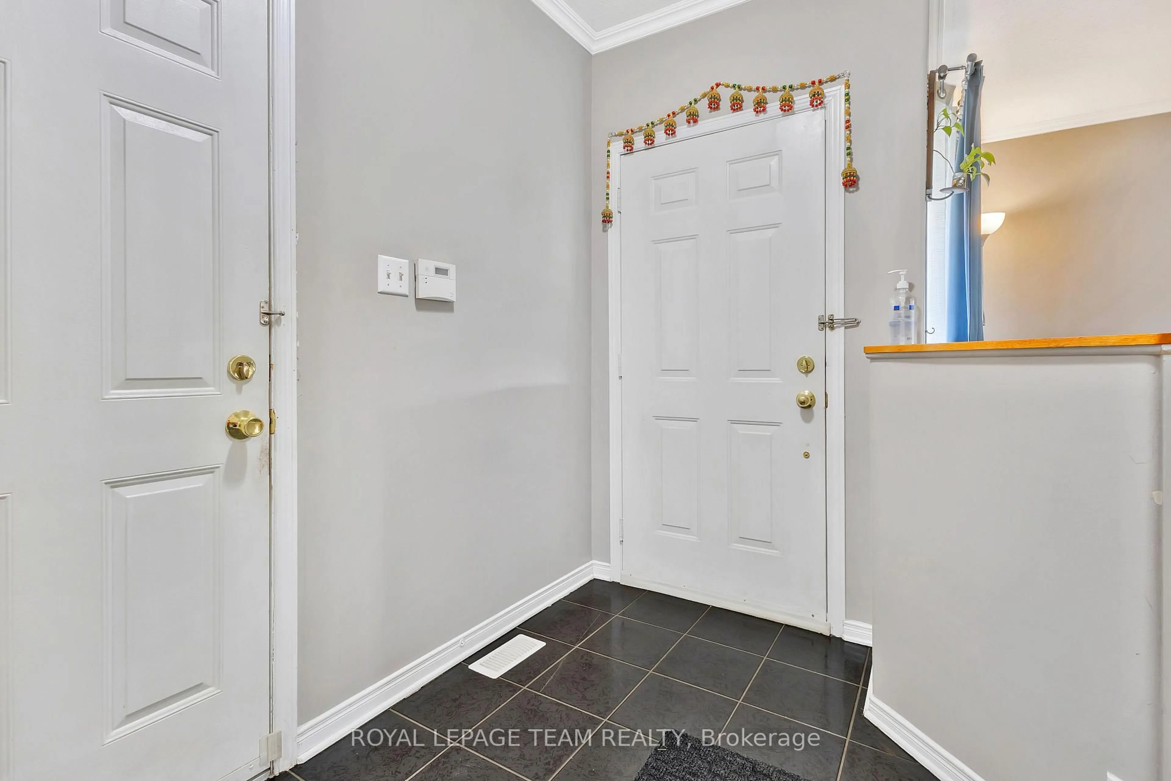 Indoor entryway for 36 Saffron Crt, Ottawa Ontario K2J 4R7