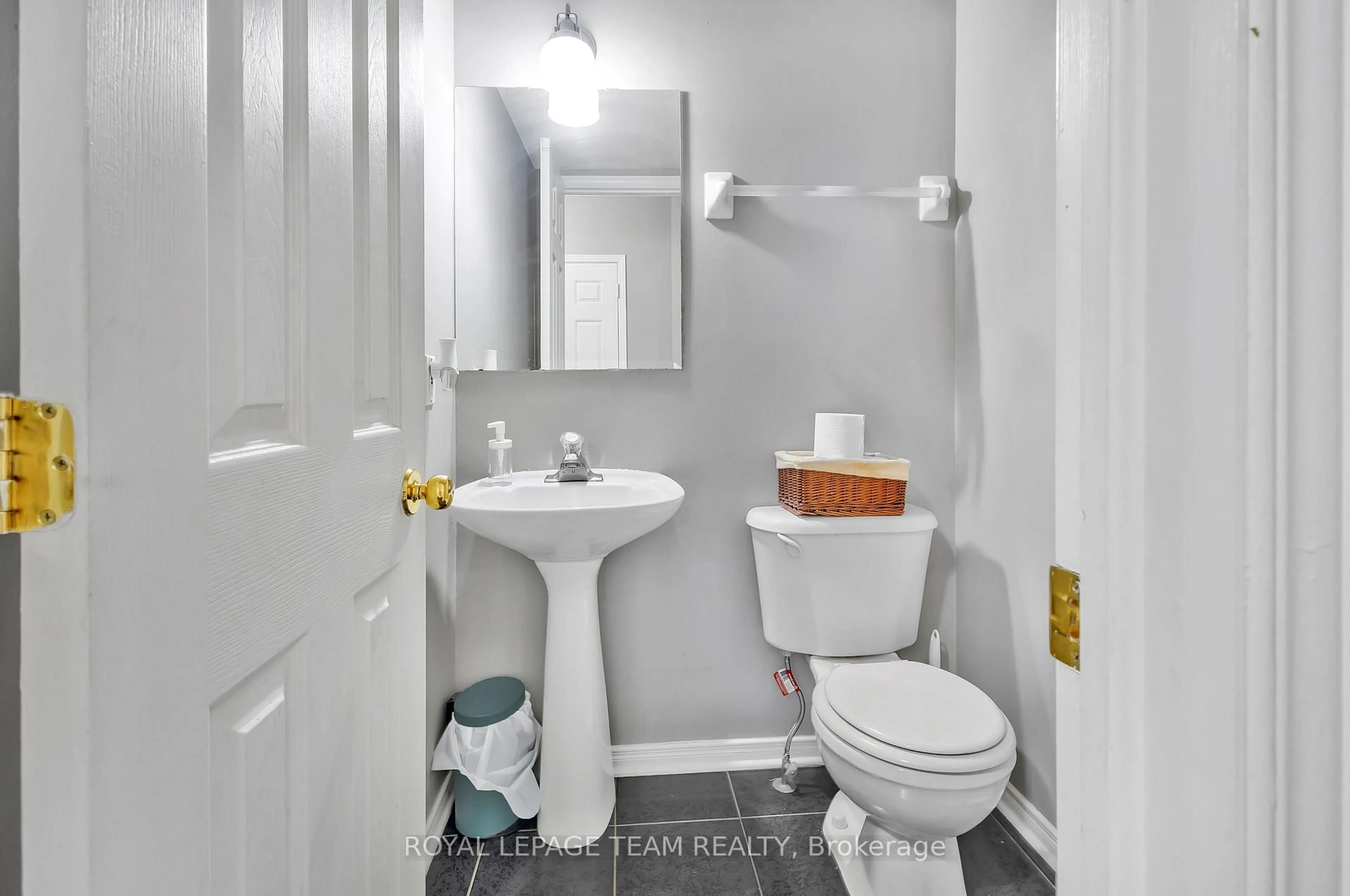 Standard bathroom, ceramic/tile floor for 36 Saffron Crt, Ottawa Ontario K2J 4R7