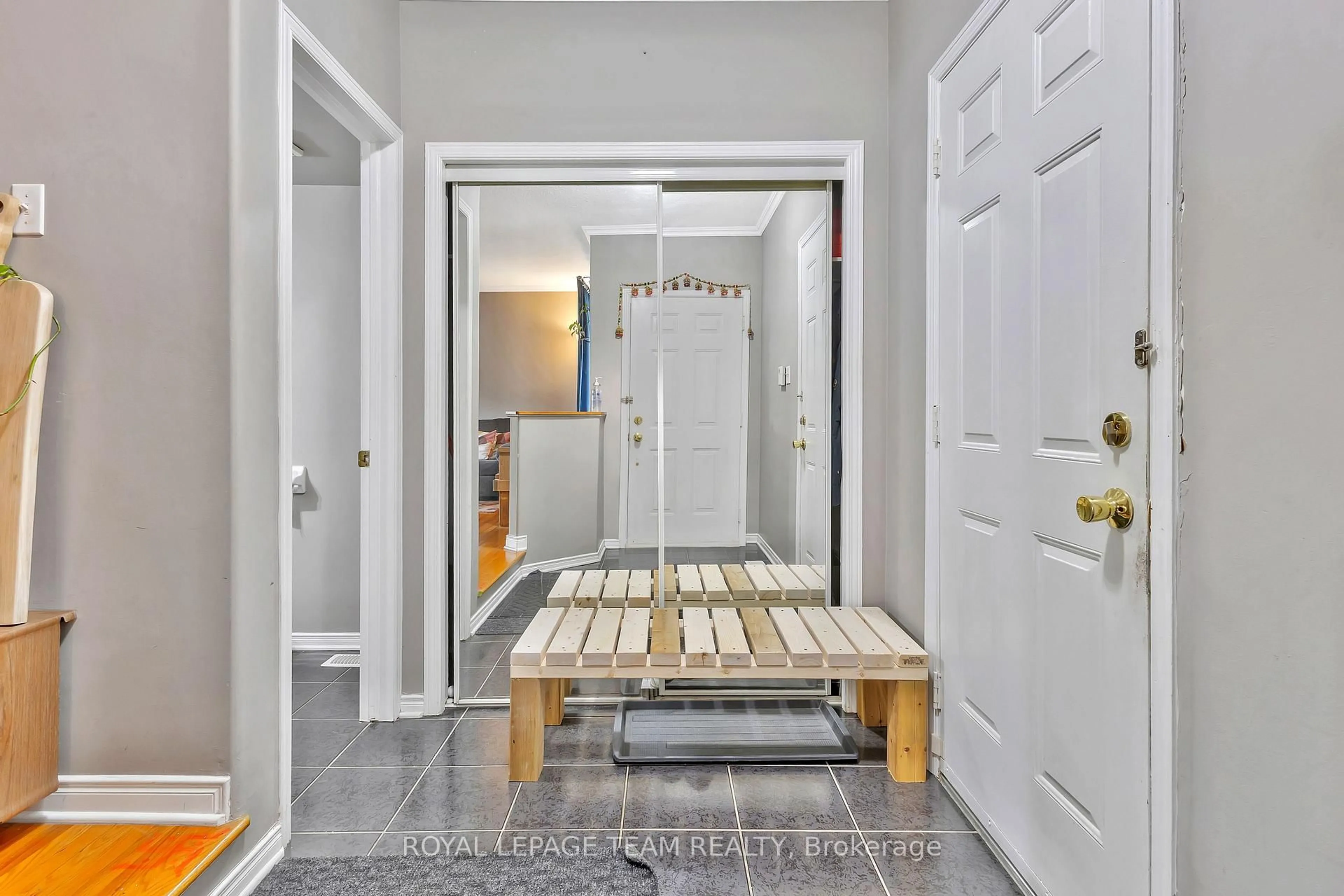 Indoor entryway for 36 Saffron Crt, Ottawa Ontario K2J 4R7