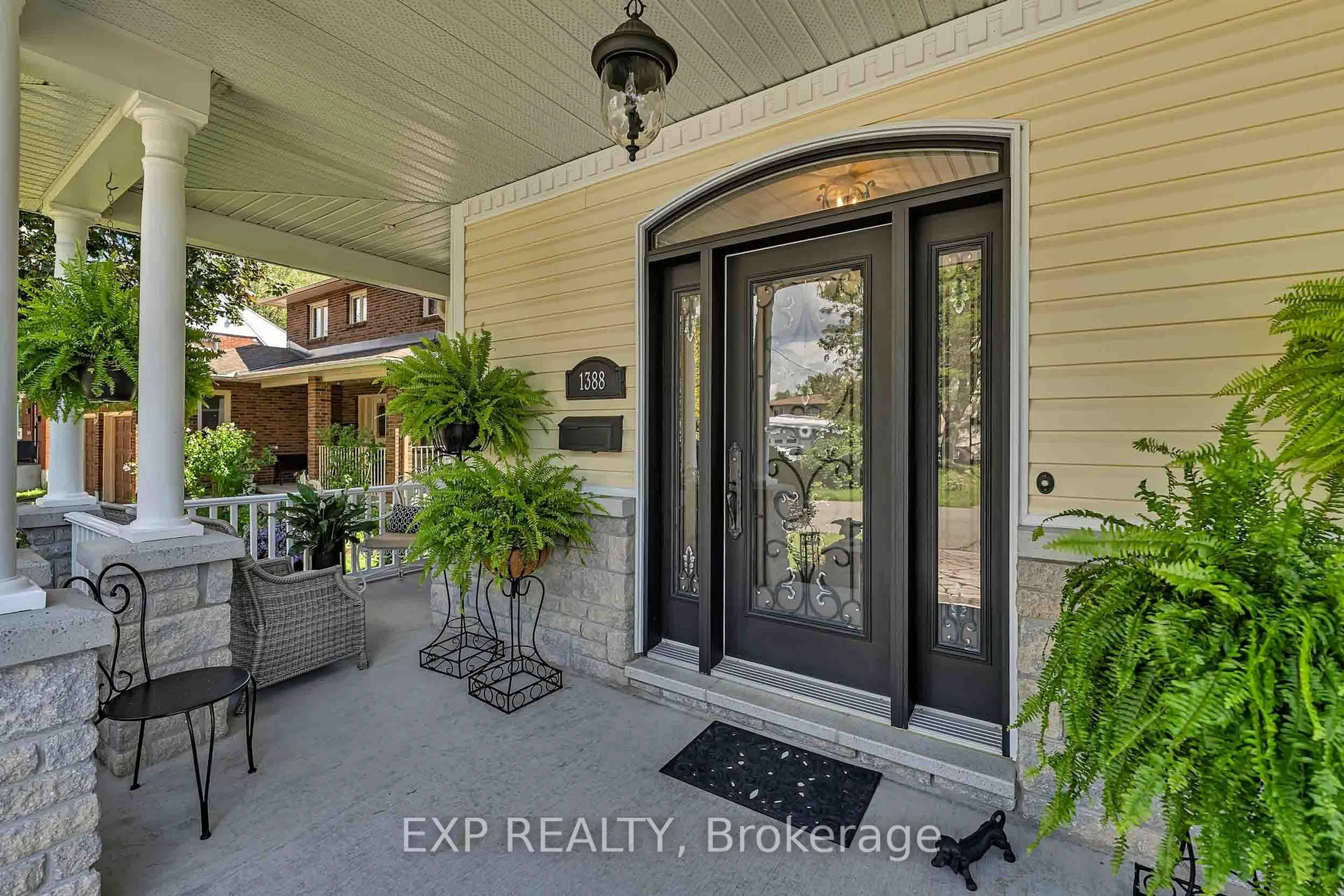 Indoor entryway for 1388 Emerald Gate Ave, Ottawa Ontario K1T 1C7