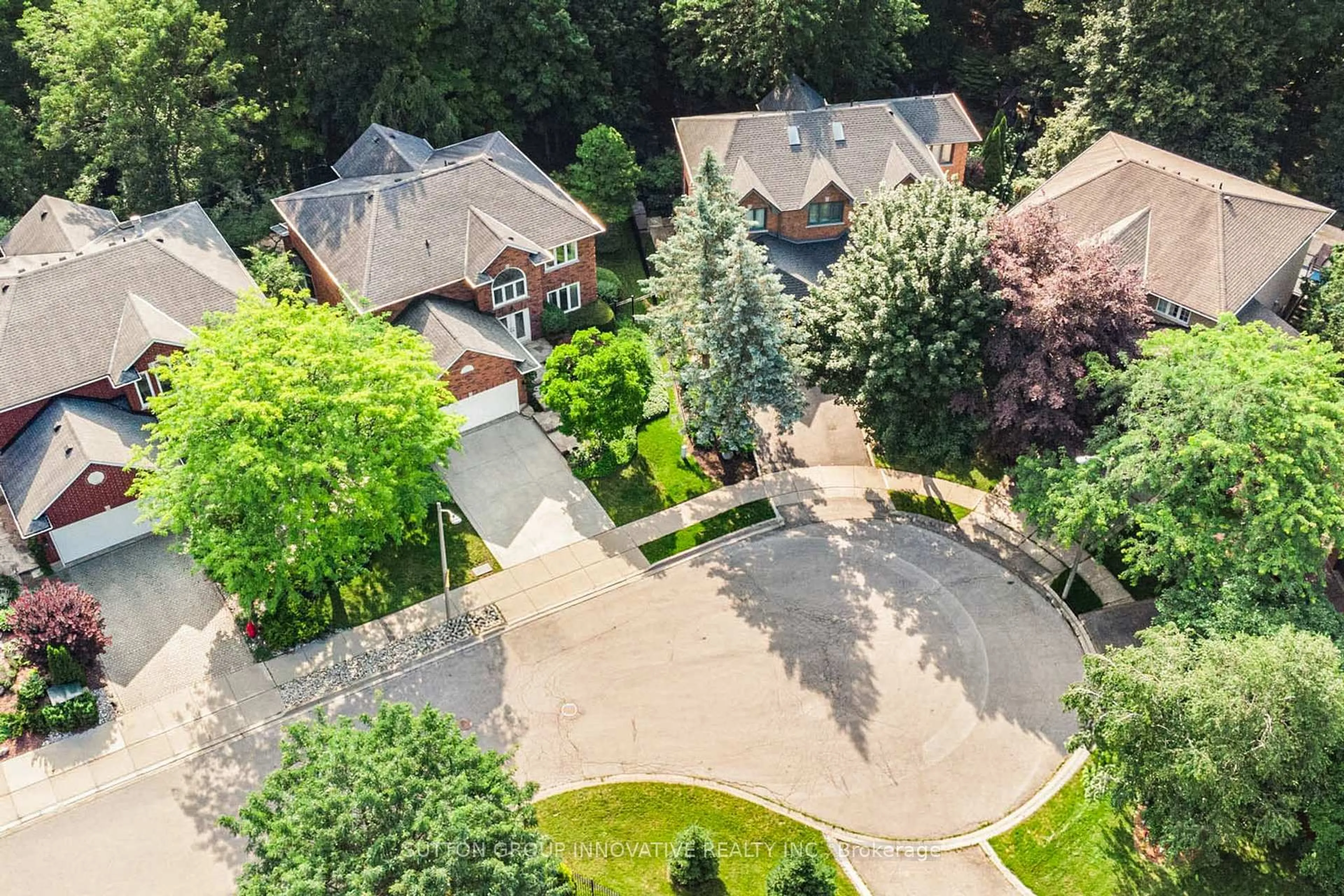 A pic from outside/outdoor area/front of a property/back of a property/a pic from drone, street for 59 Renata Crt, Hamilton Ontario L9H 6X2