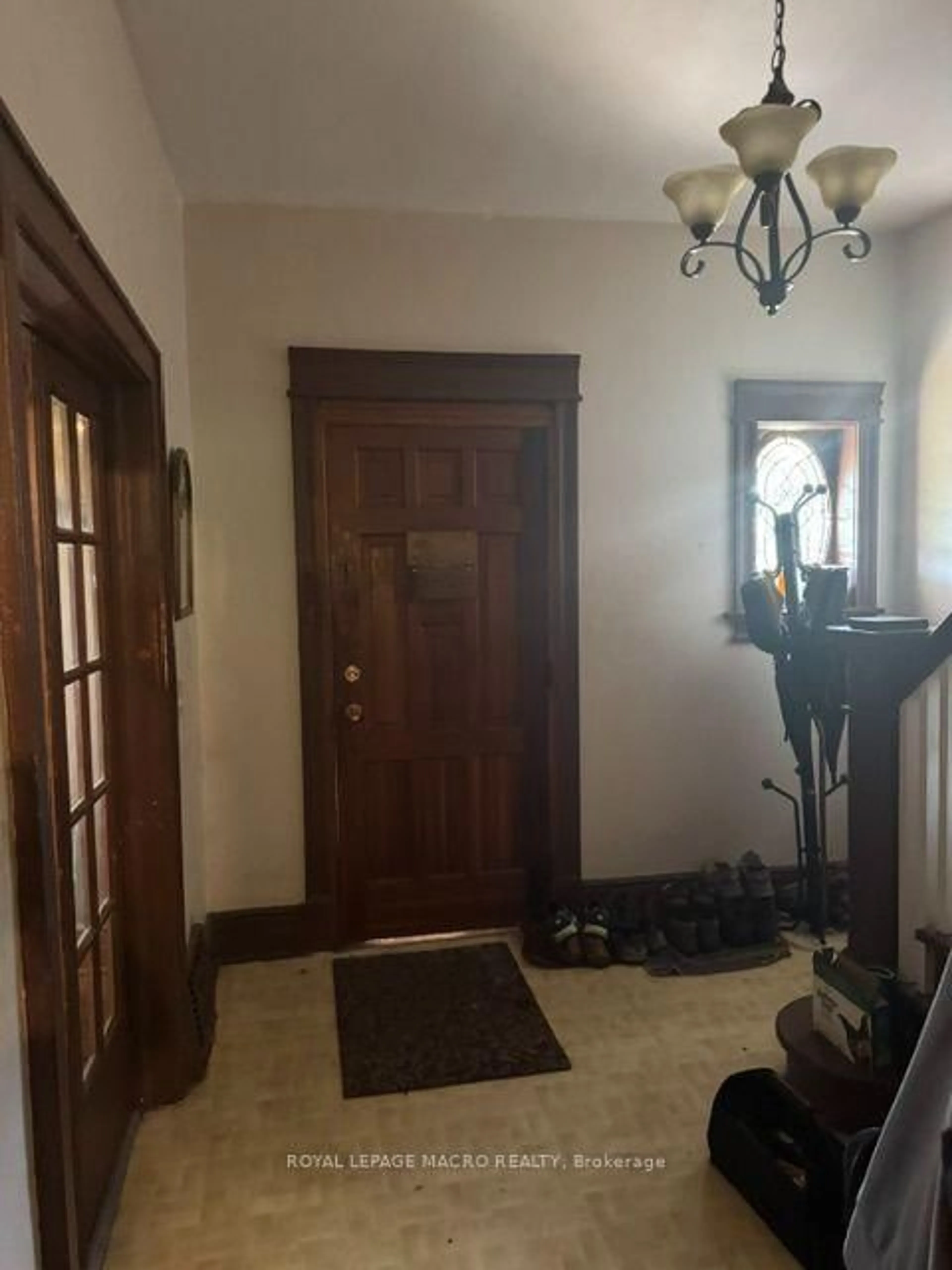 Indoor foyer for 143 Elgin St, Hamilton Ontario L8L 4Y1