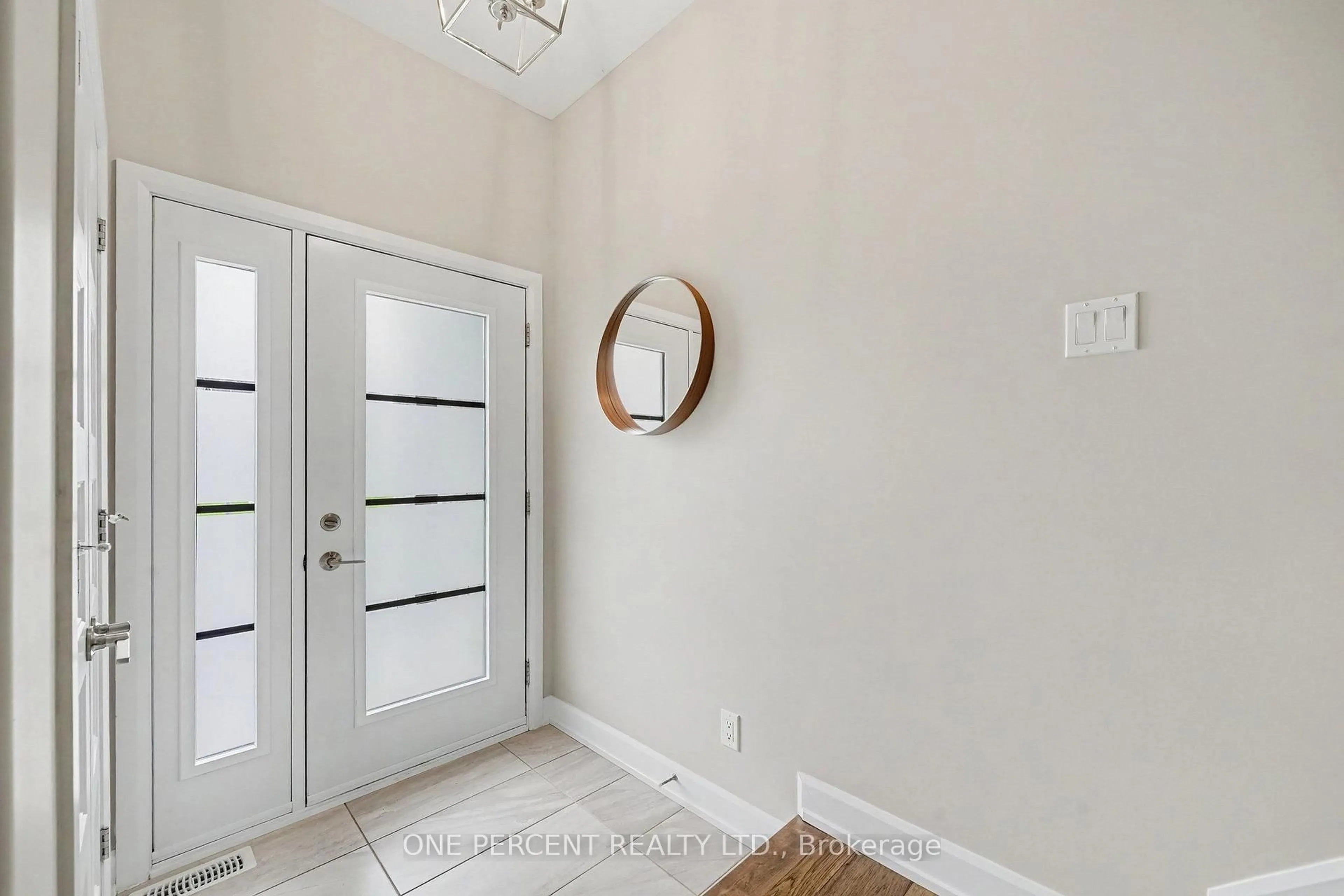 Indoor entryway for 376 Twilight Ave, Russell Ontario K4R 0E6
