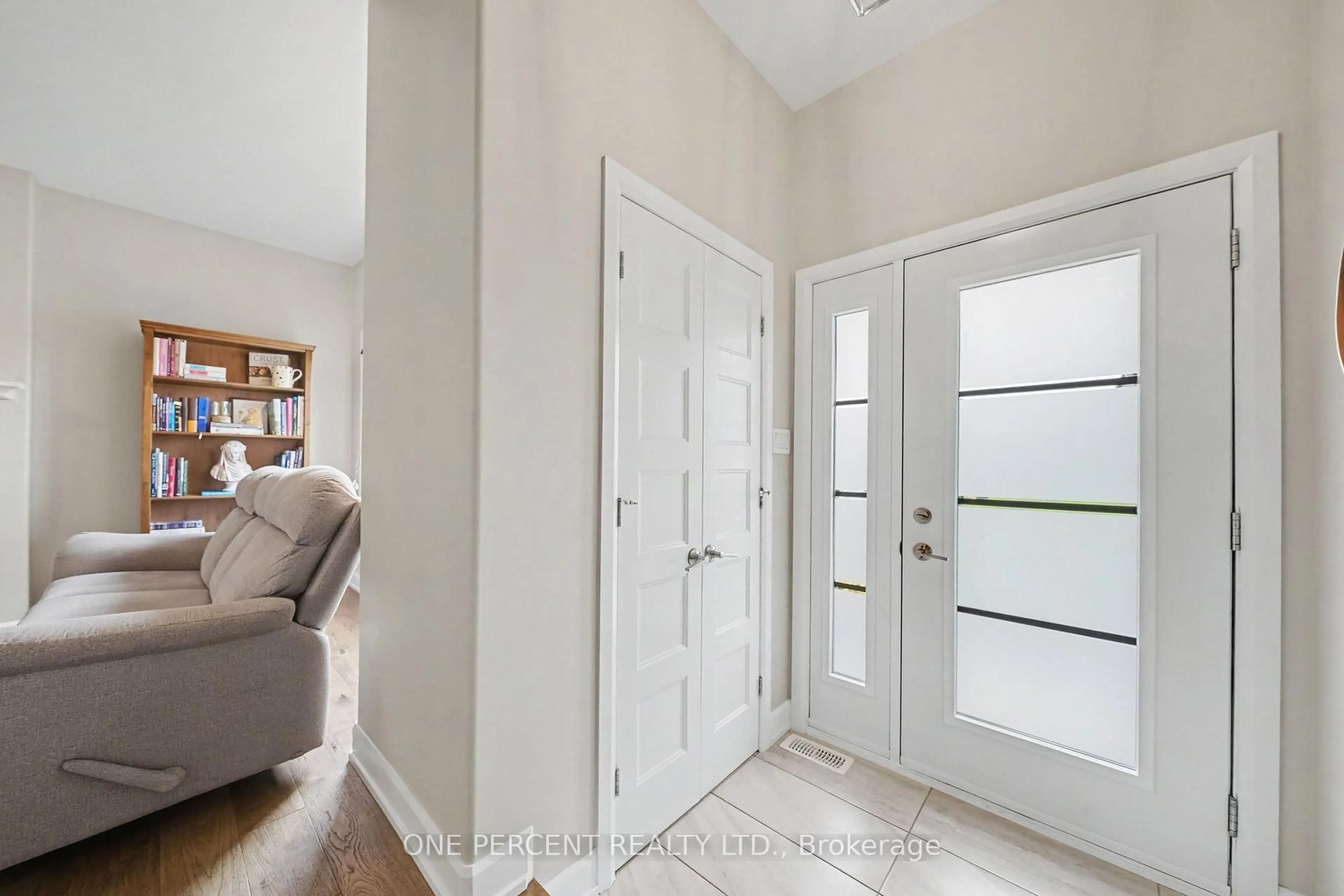 Indoor entryway for 376 Twilight Ave, Russell Ontario K4R 0E6