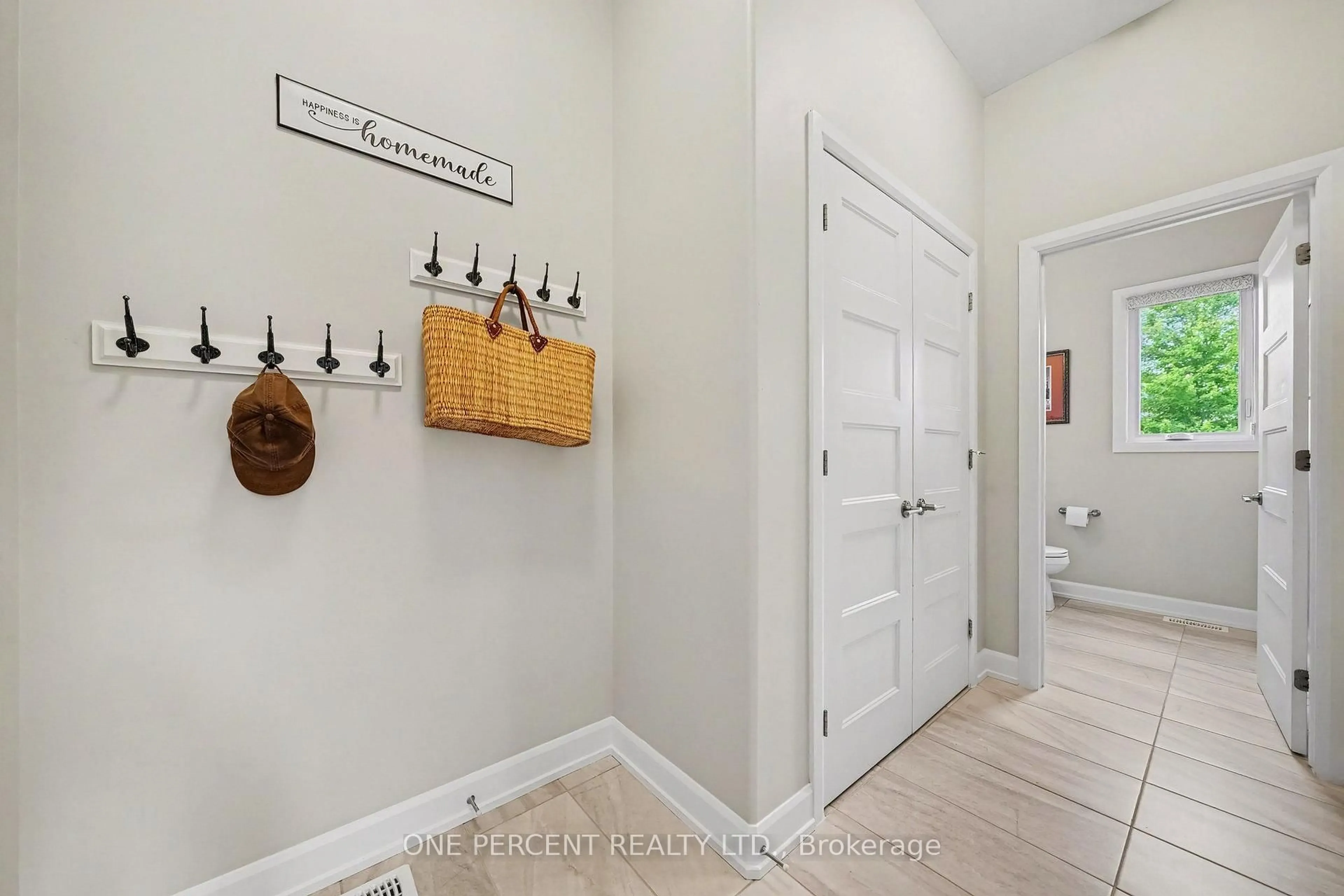 Indoor entryway for 376 Twilight Ave, Russell Ontario K4R 0E6