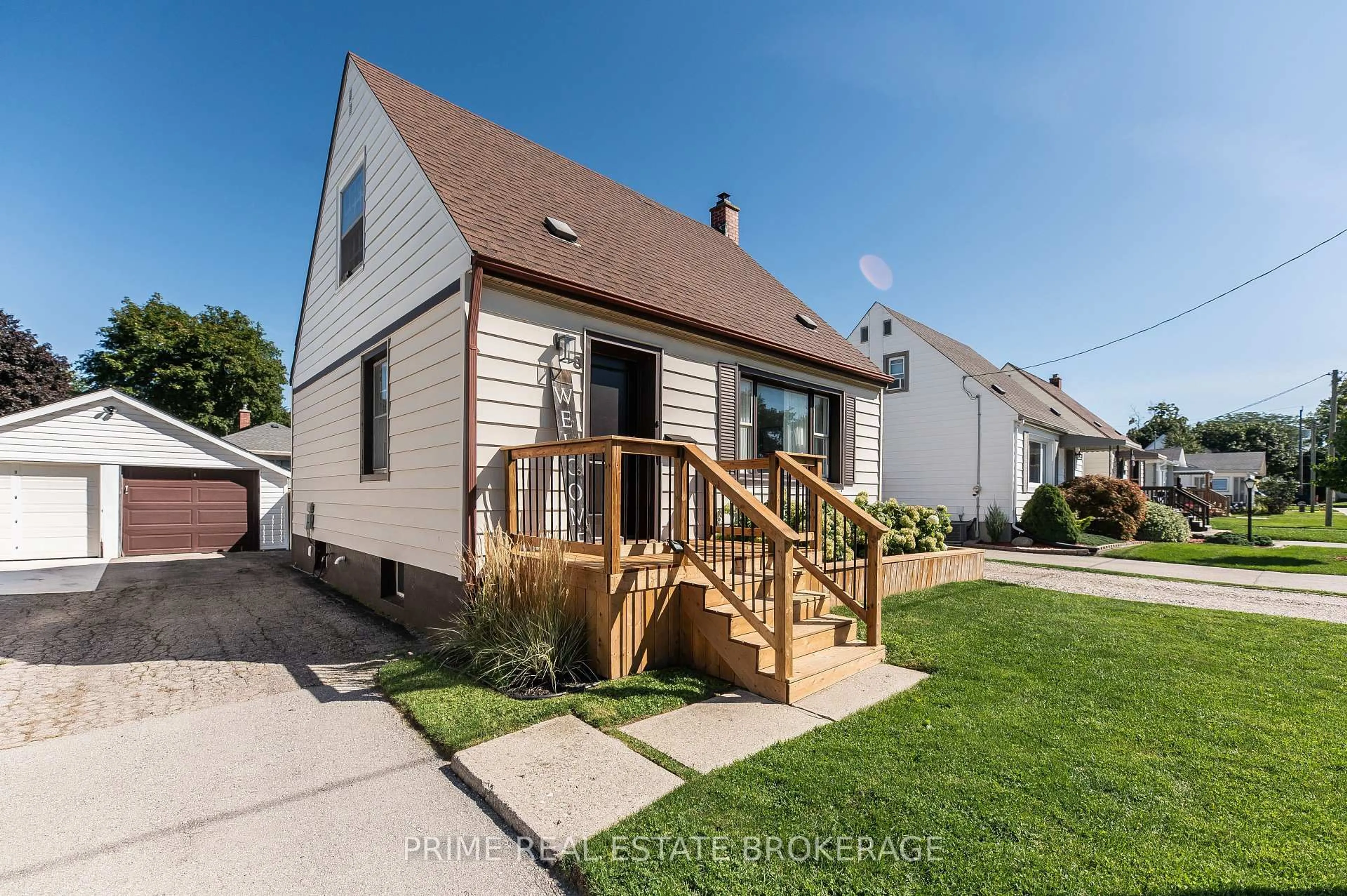 Home with vinyl exterior material, street for 8 Pine St, St. Thomas Ontario N5R 1L9