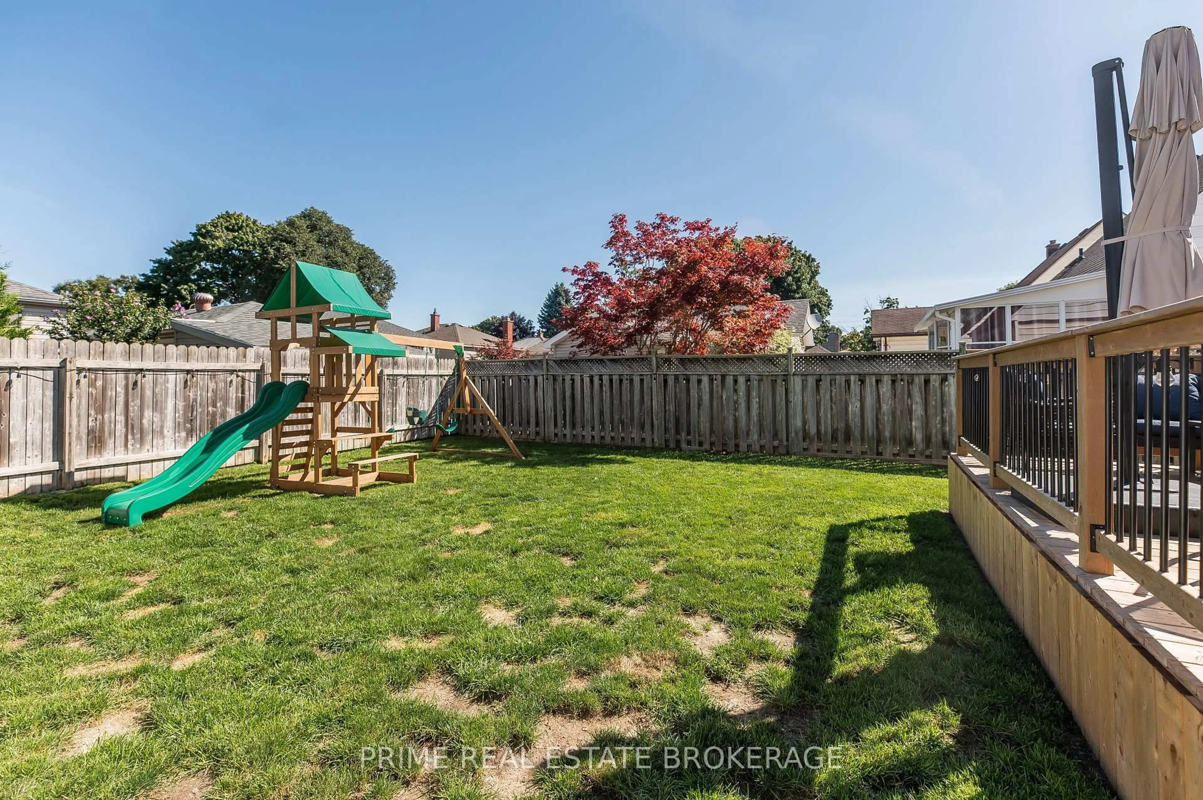 A pic from outside/outdoor area/front of a property/back of a property/a pic from drone, unknown for 8 Pine St, St. Thomas Ontario N5R 1L9