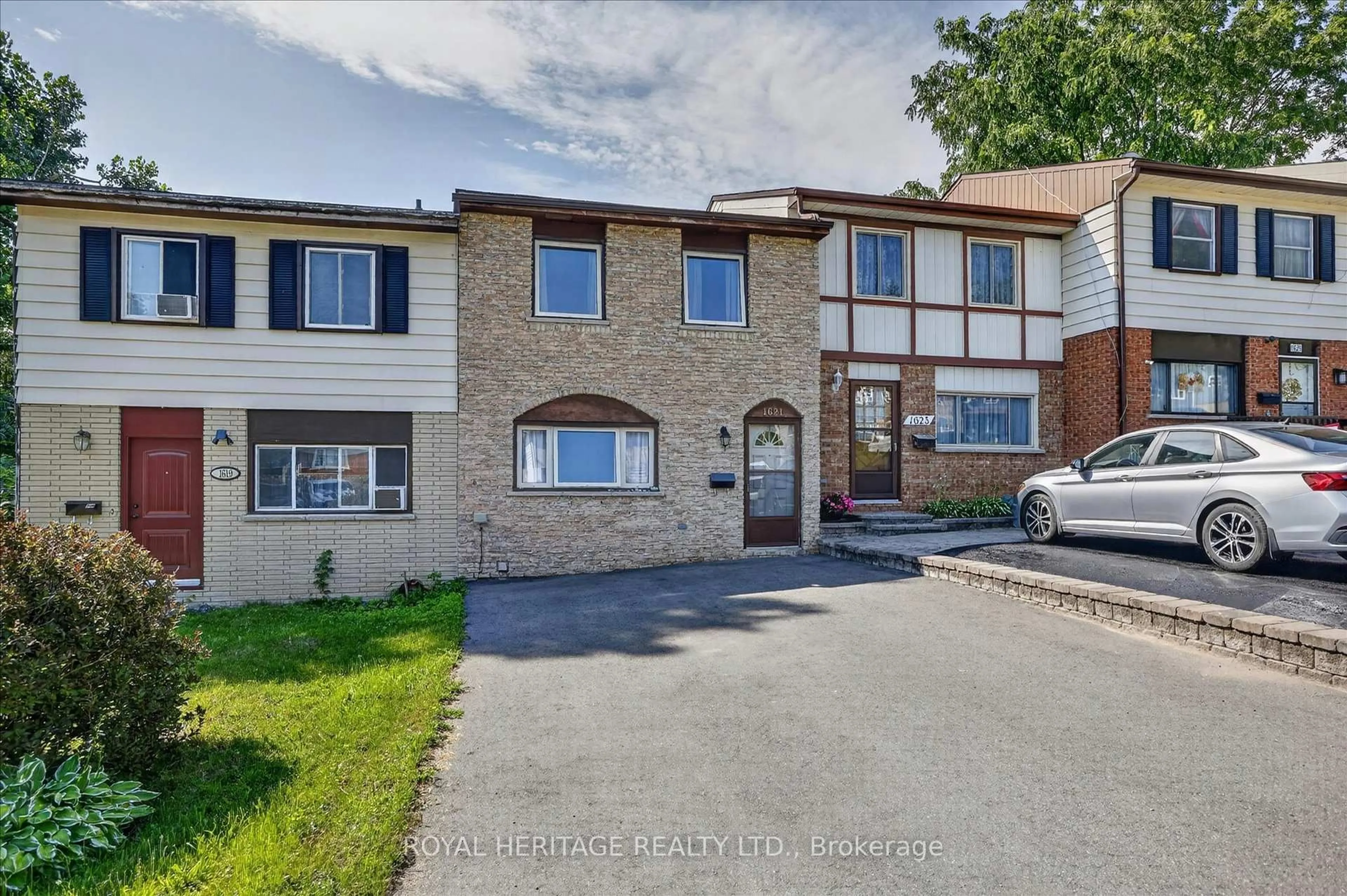 A pic from outside/outdoor area/front of a property/back of a property/a pic from drone, street for 1621 Applewood Cres, Peterborough Ontario K9K 1N3