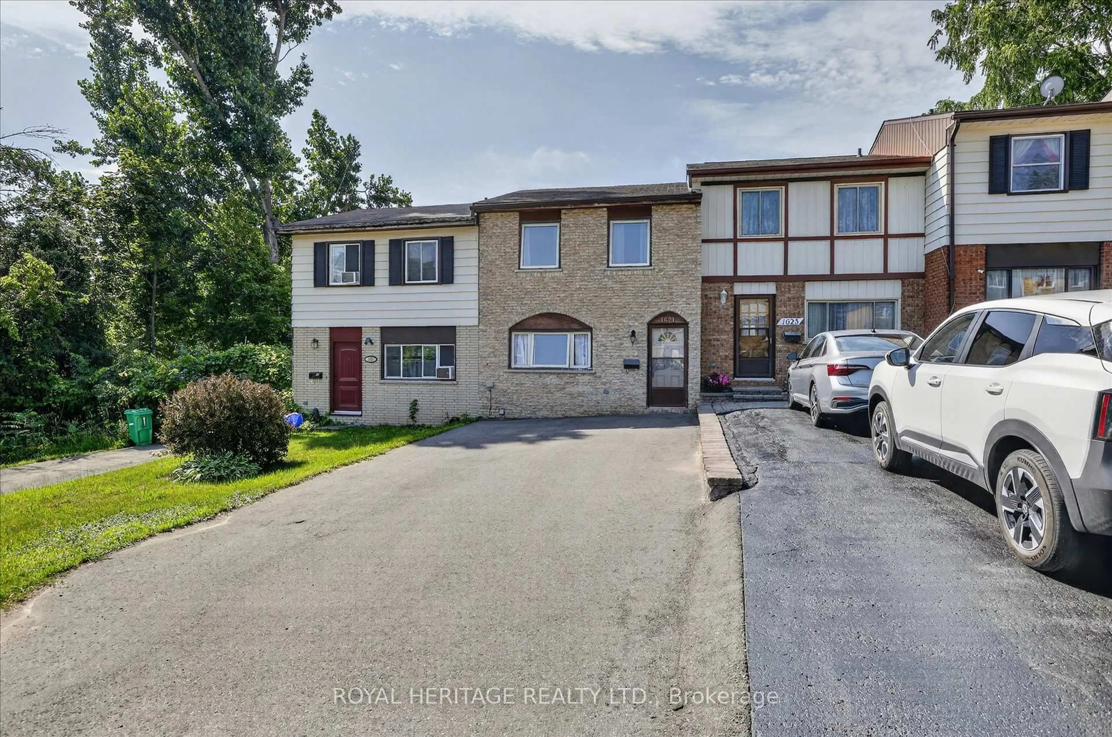 A pic from outside/outdoor area/front of a property/back of a property/a pic from drone, street for 1621 Applewood Cres, Peterborough Ontario K9K 1N3