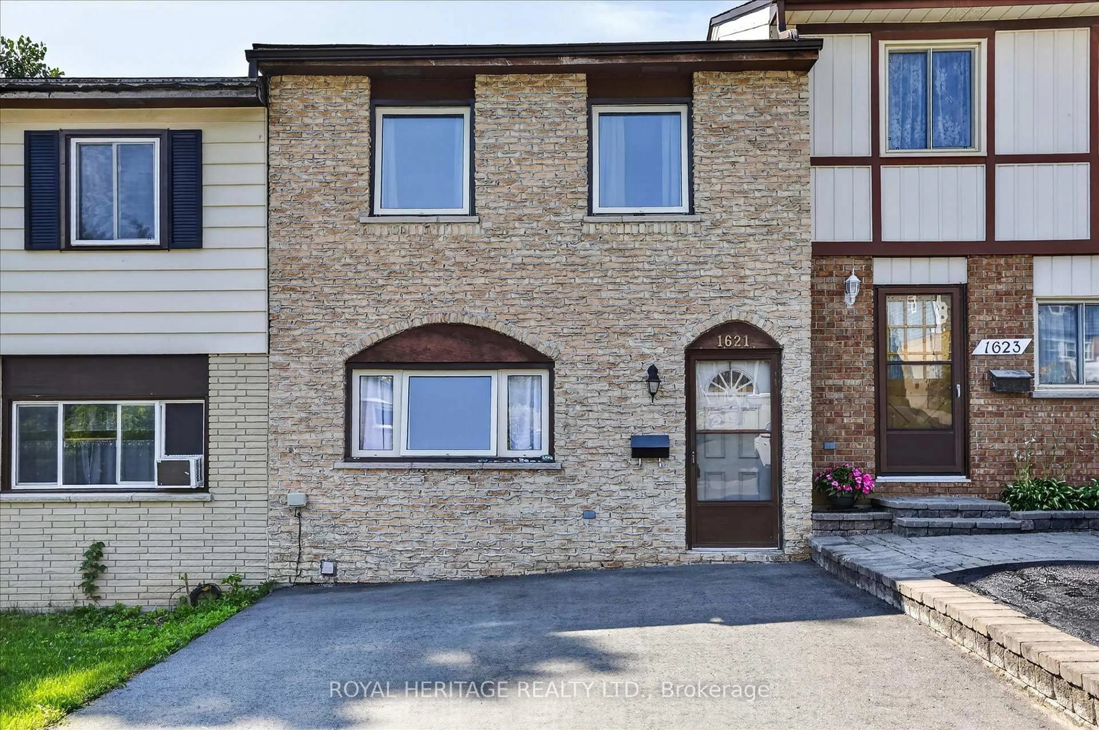 Home with brick exterior material, street for 1621 Applewood Cres, Peterborough Ontario K9K 1N3