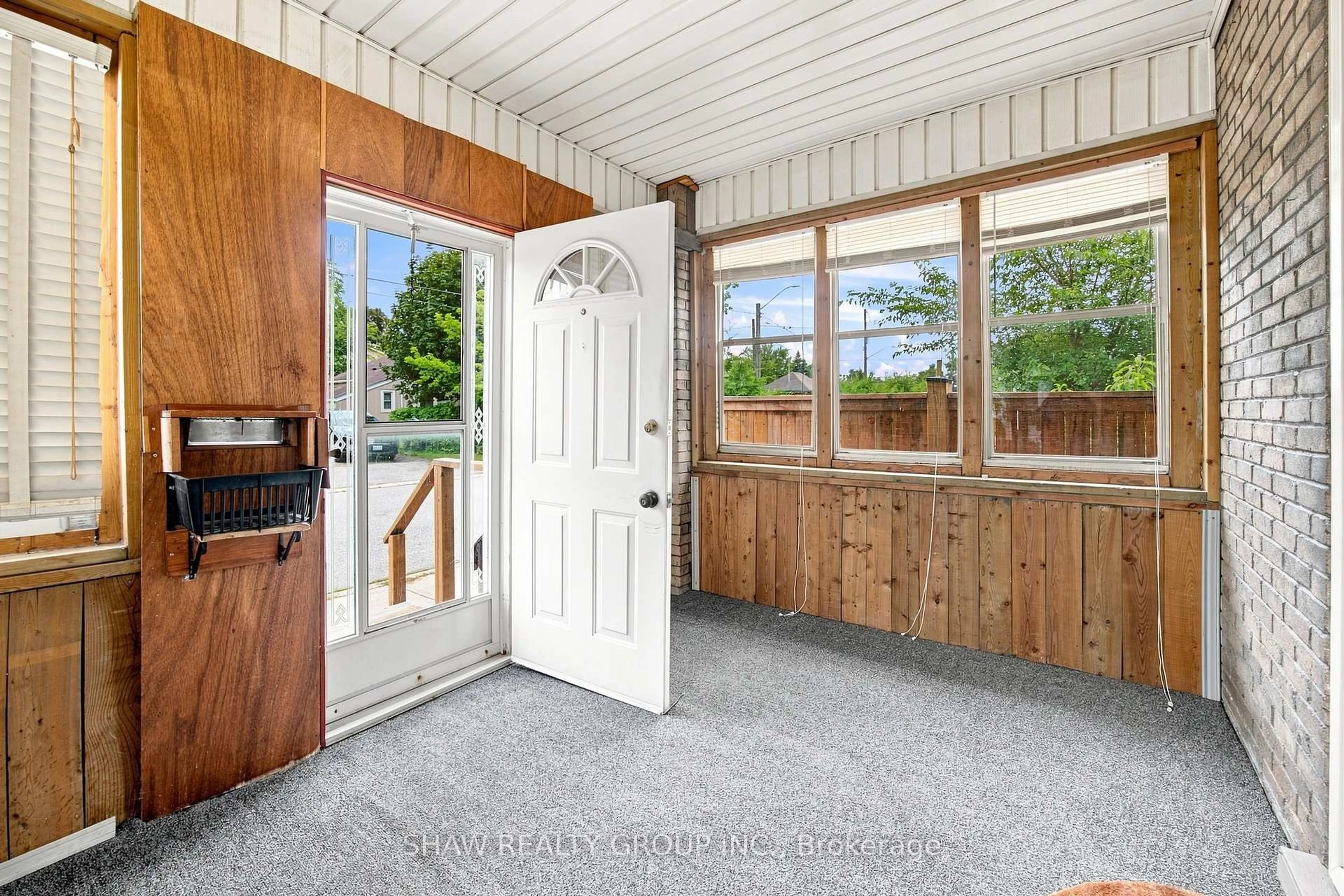 Indoor entryway for 26 Maitland St, Brantford Ontario N3S 6K8