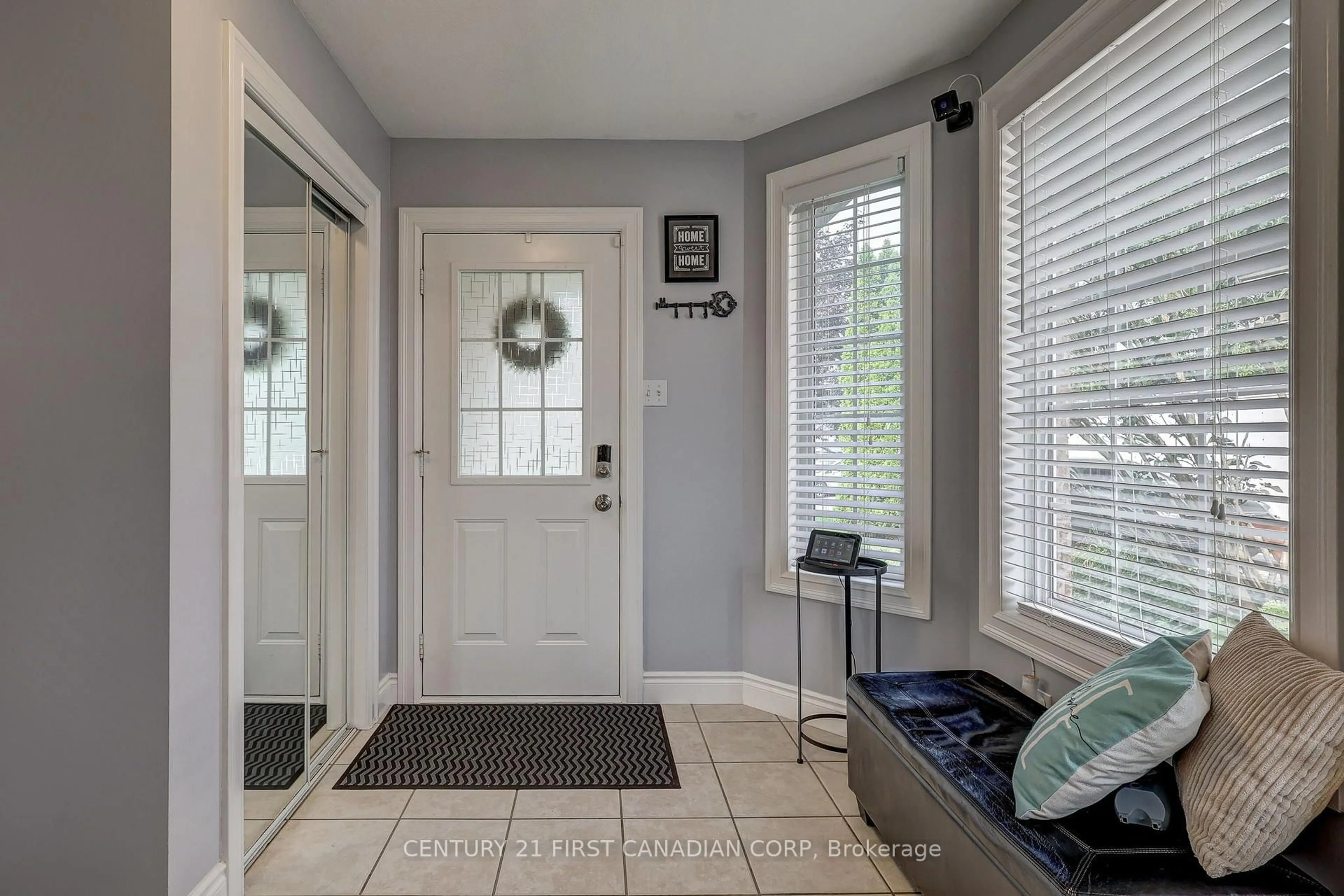 Indoor entryway for 232 RIDGEVIEW Pl, London East Ontario N5Y 5T8