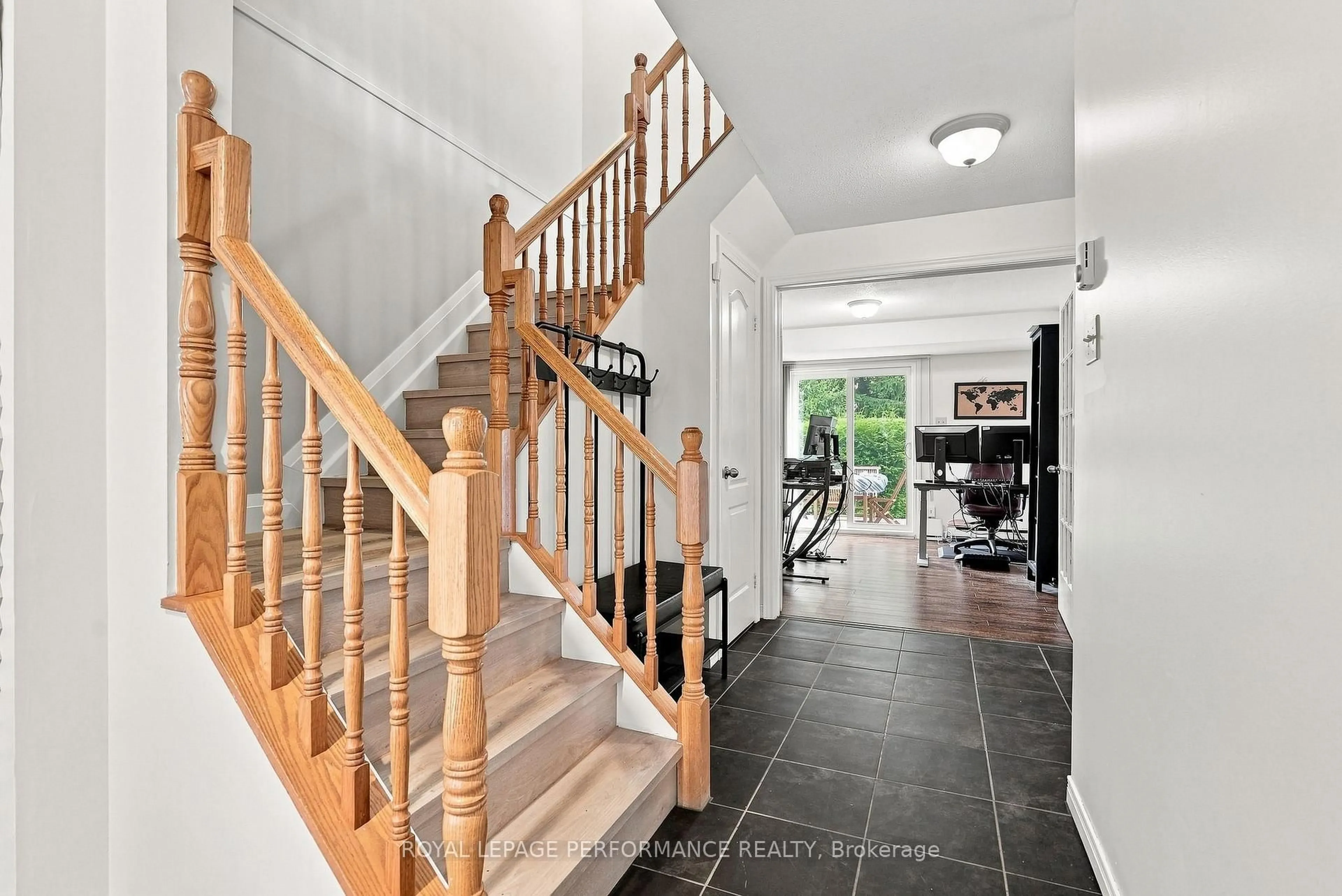 Indoor entryway for 1992 Summerfields Cres, Ottawa Ontario K1C 7B4