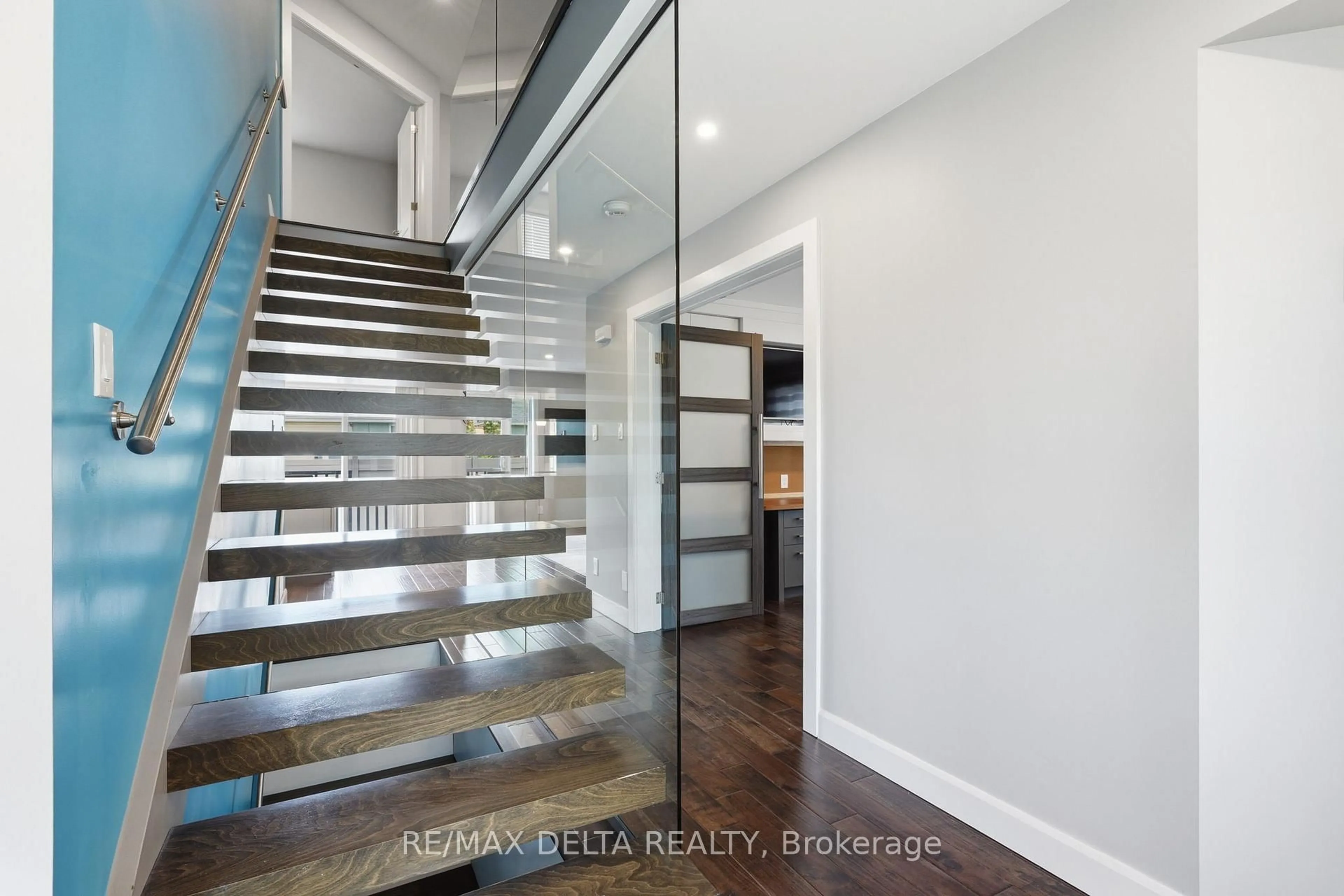 Indoor entryway for 1791 Queensdale Ave, Ottawa Ontario K1T 1J7