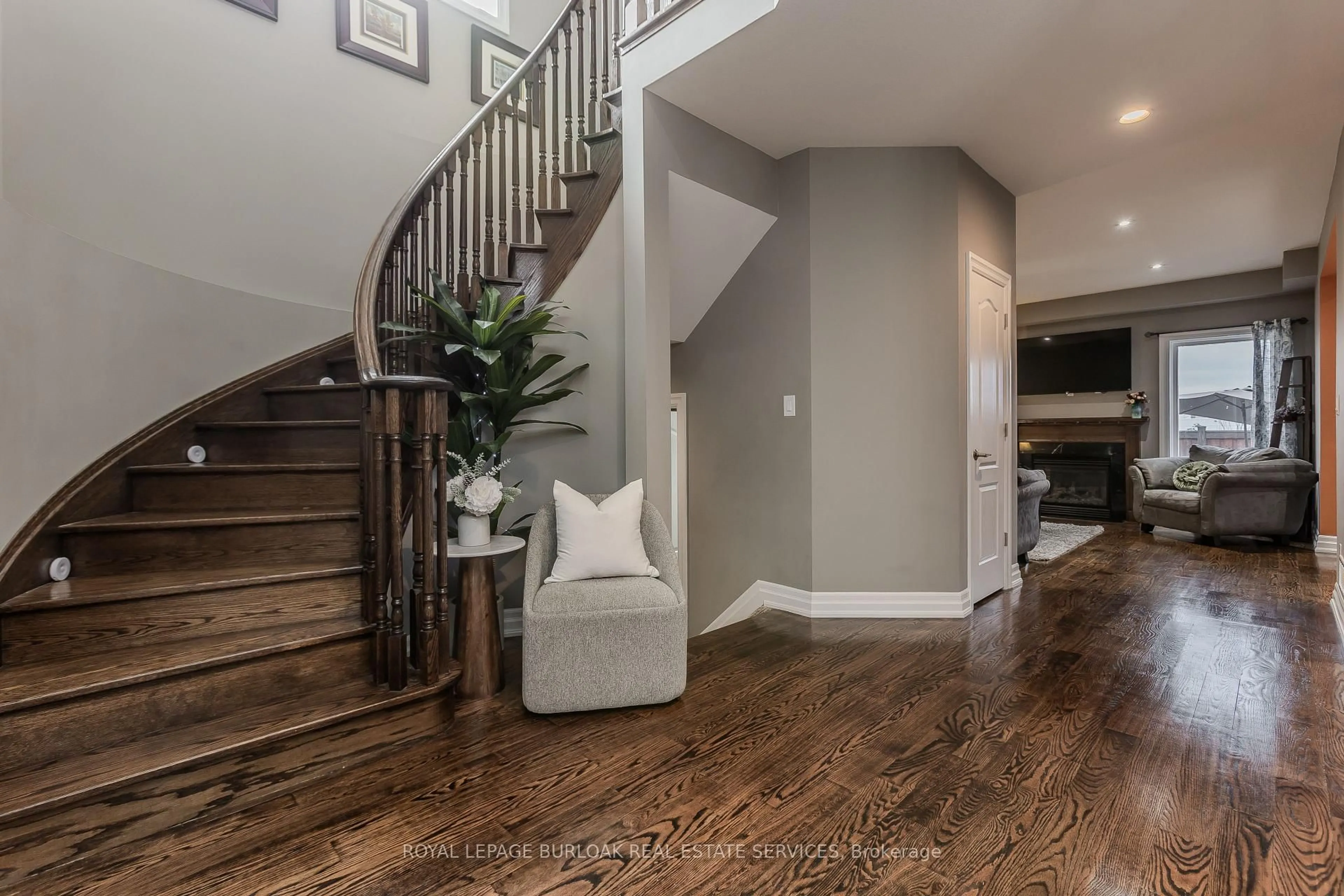 Indoor entryway for 24 Newcastle Crt, Hamilton Ontario L8V 0A6