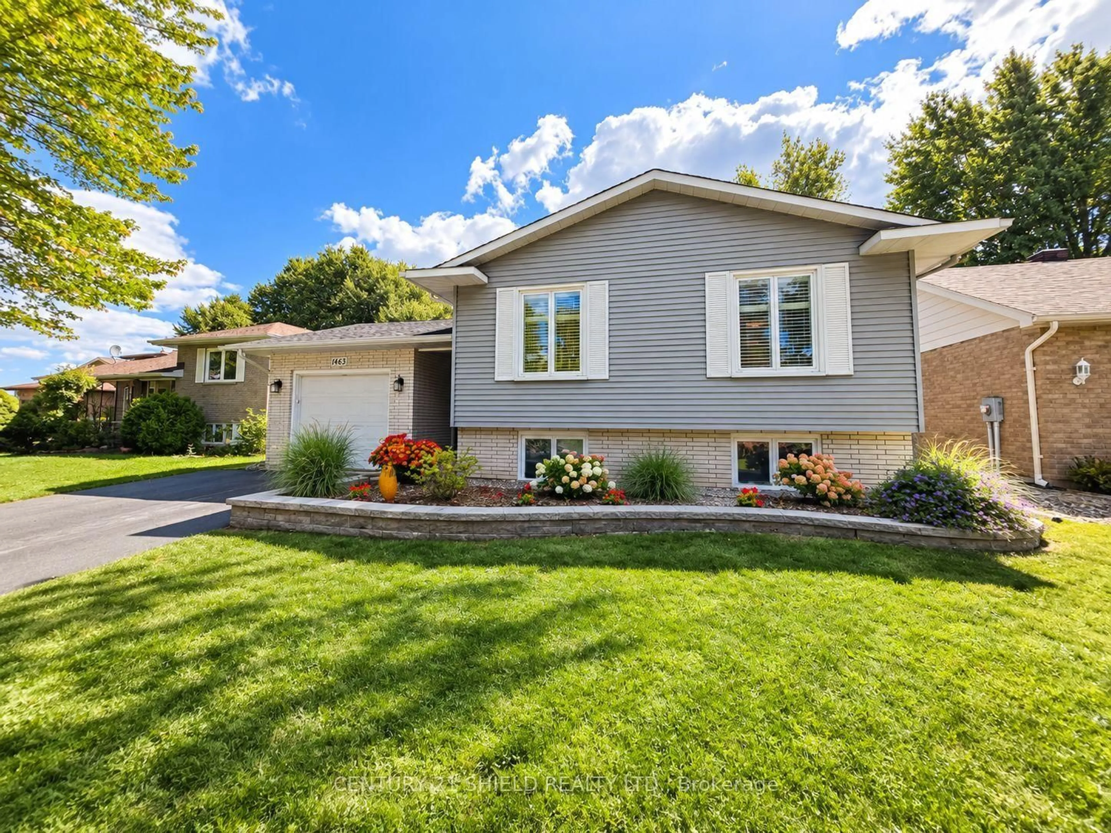 Home with vinyl exterior material, street for 1463 Holy Cross Blvd, Cornwall Ontario K6H 2W9