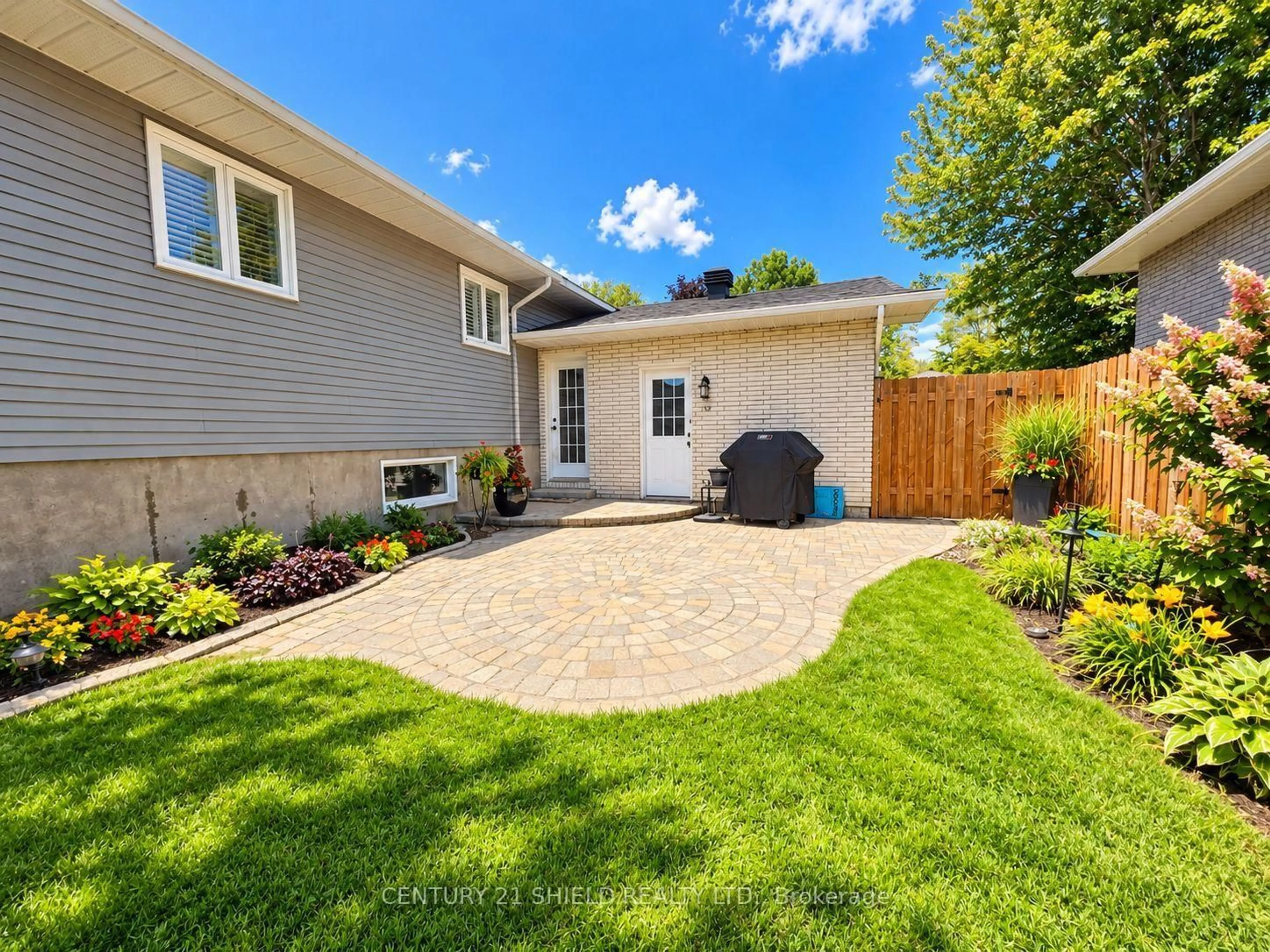 Unknown for 1463 Holy Cross Blvd, Cornwall Ontario K6H 2W9