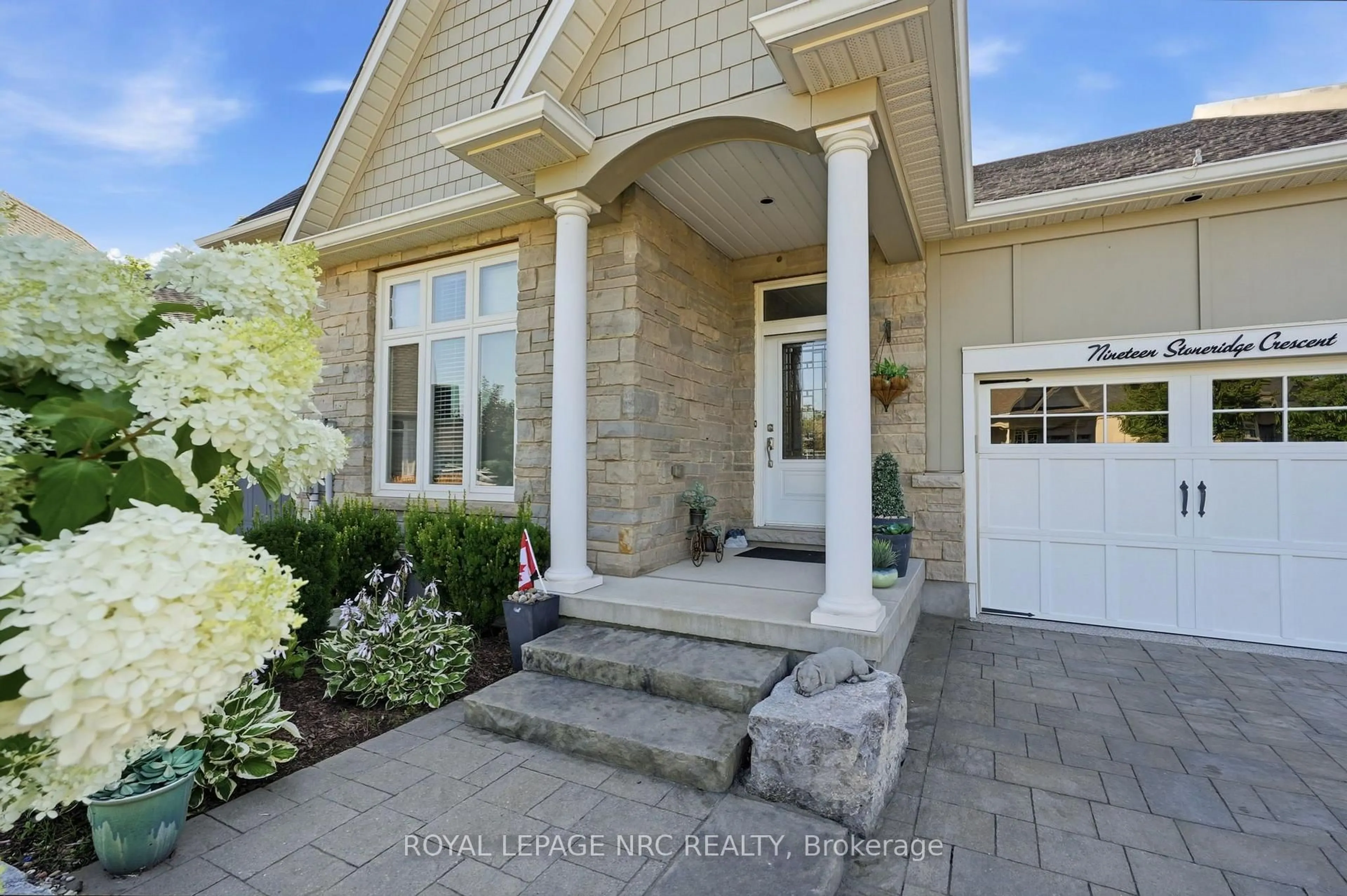 Indoor entryway for 19 Stoneridge Cres, Niagara-on-the-Lake Ontario L0S 1J1