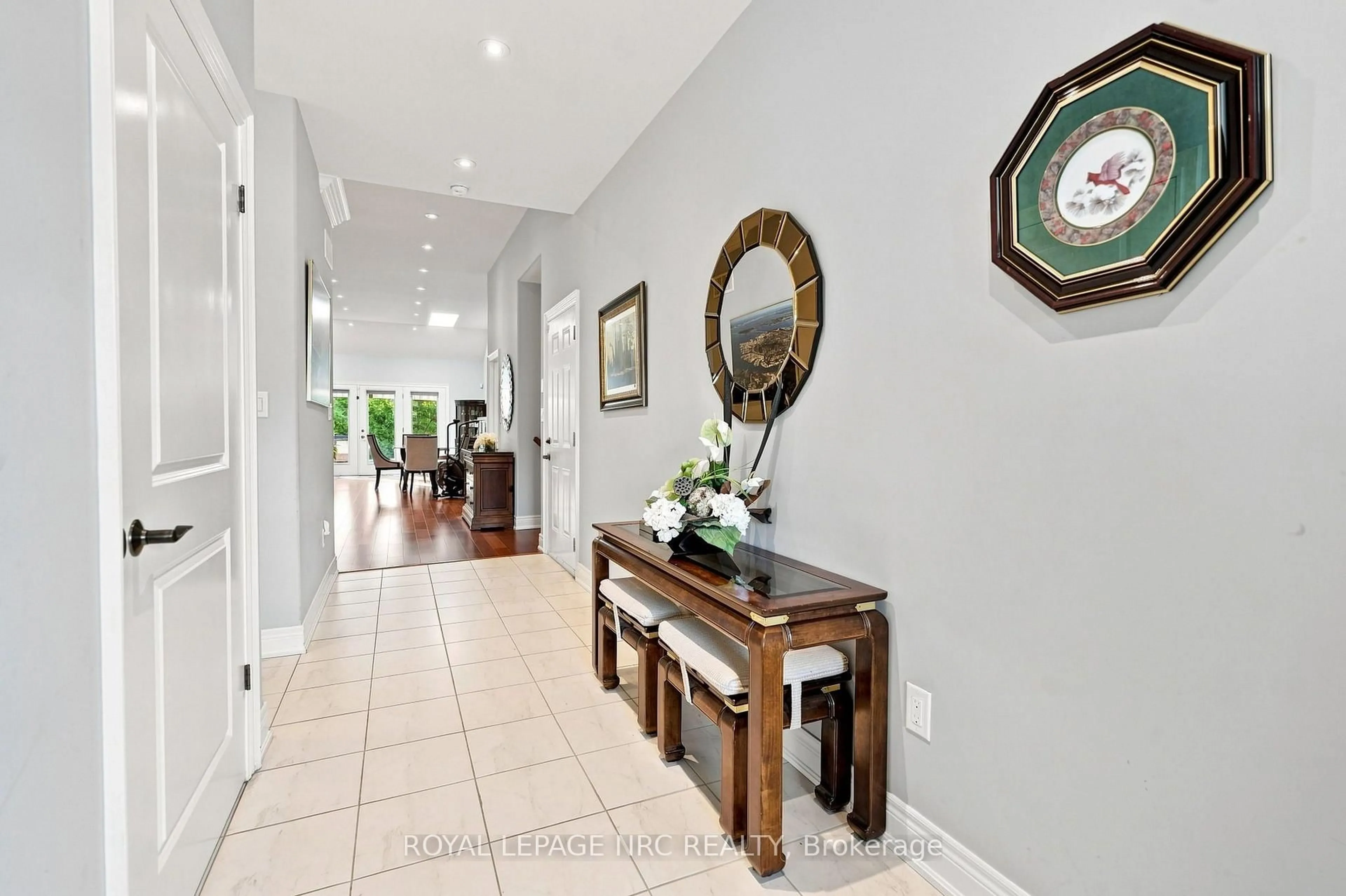 Indoor foyer for 19 Stoneridge Cres, Niagara-on-the-Lake Ontario L0S 1J1