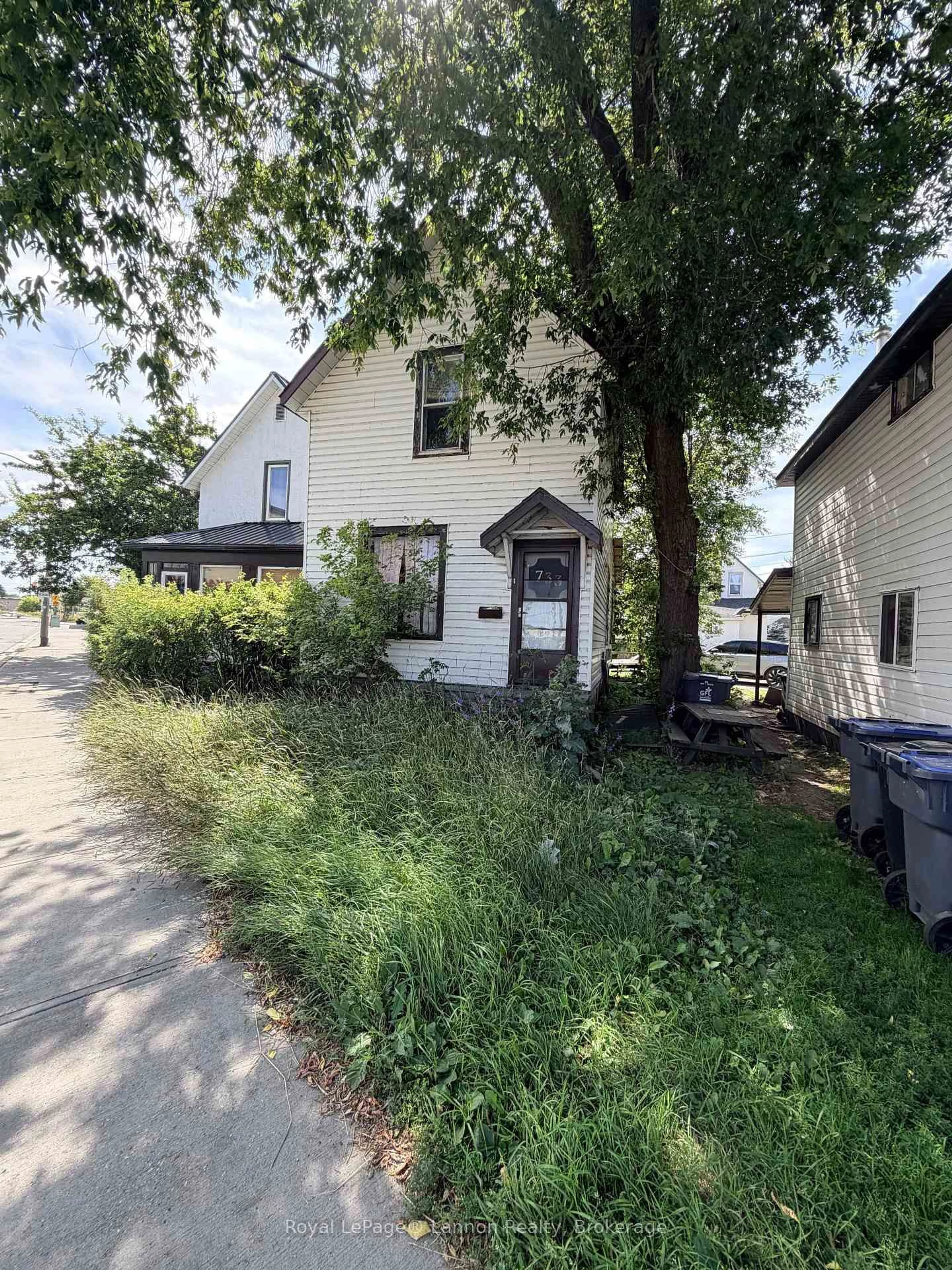 A pic from outside/outdoor area/front of a property/back of a property/a pic from drone, street for 733 Simpson St, Thunder Bay Ontario P7C 3K2