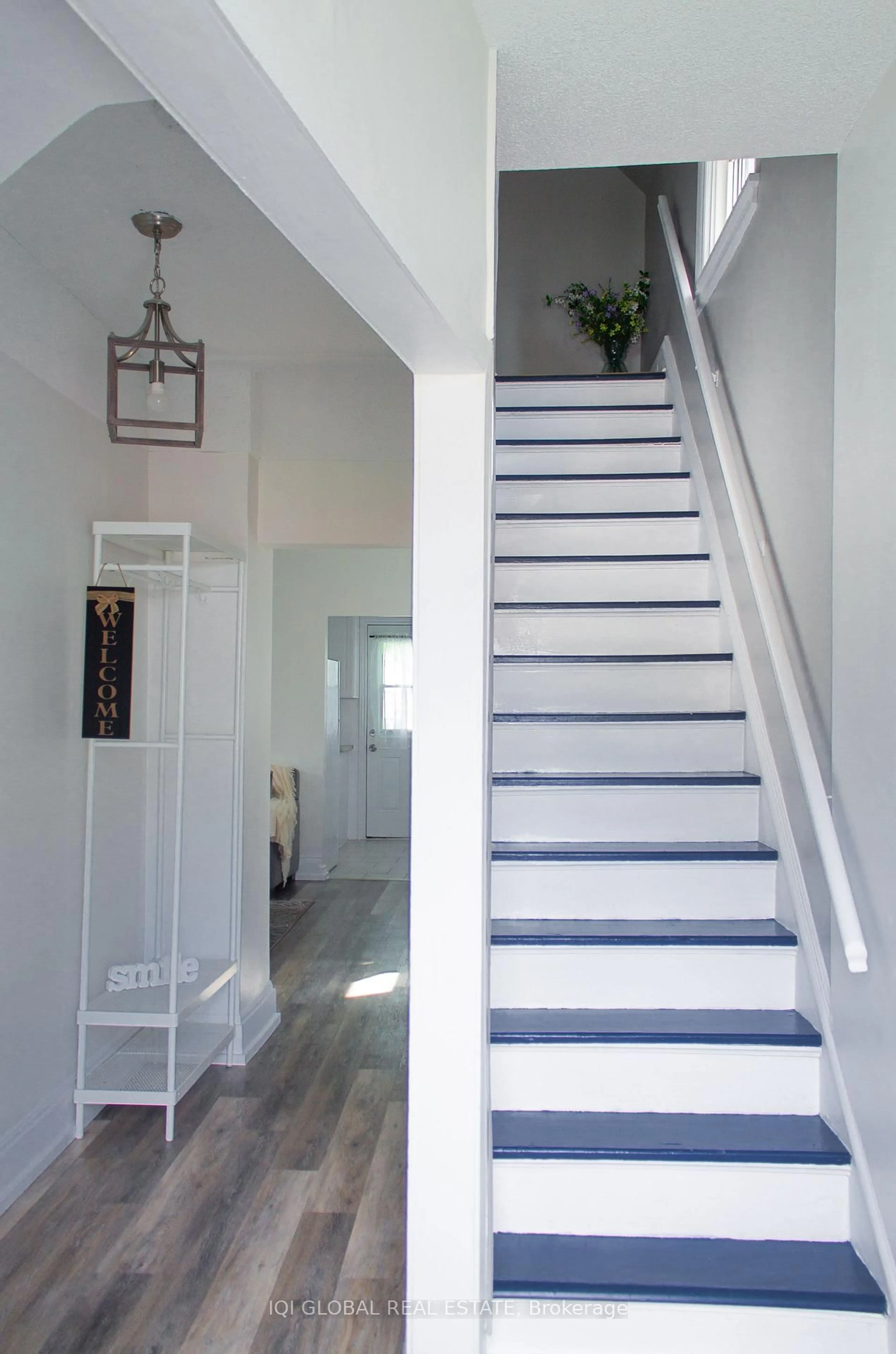 Indoor entryway for 65 Holmes Ave, Hamilton Ontario L8S 2K8
