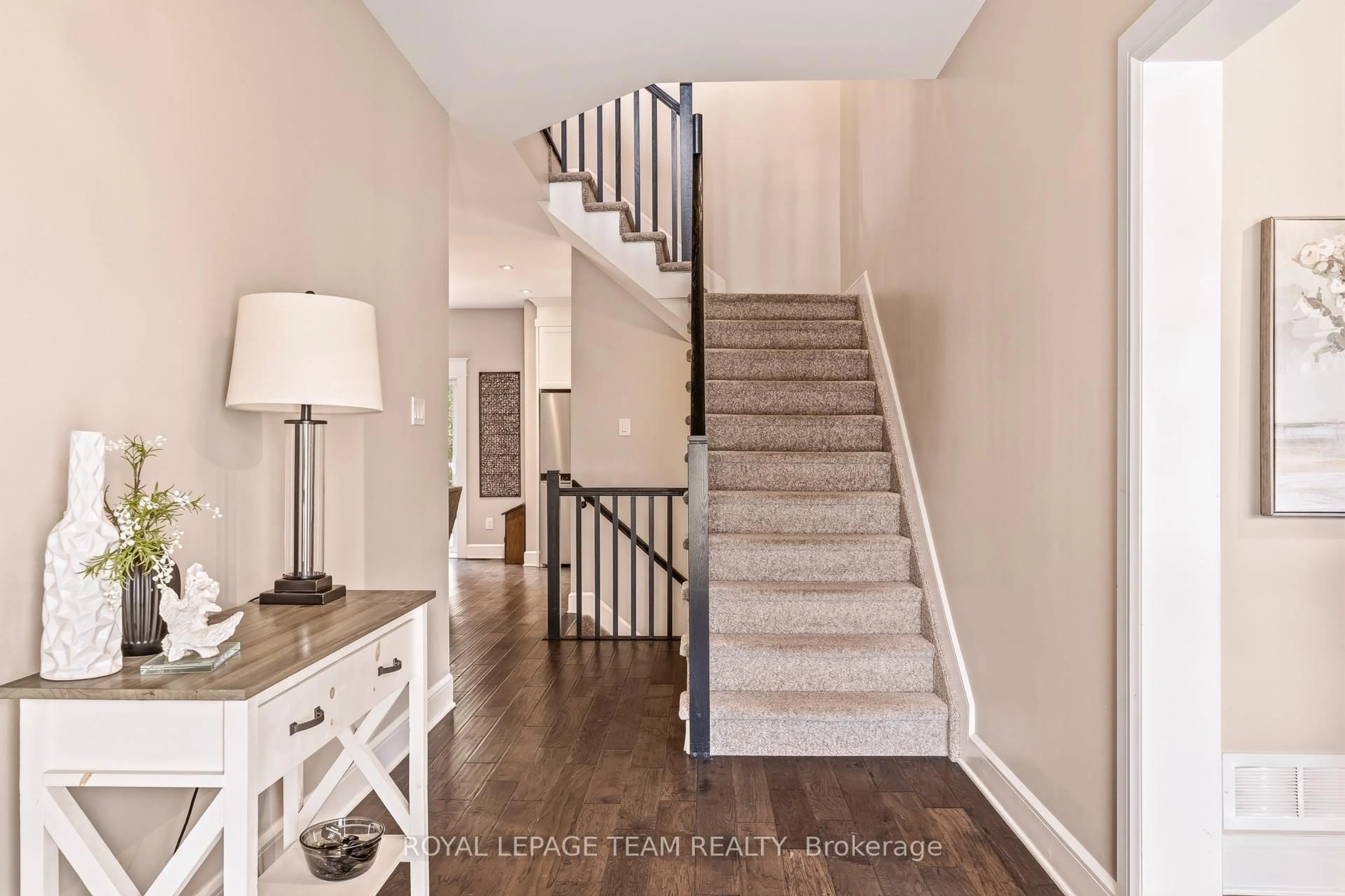 Indoor entryway for 218 Arthur St, Arnprior Ontario K7S 0H6