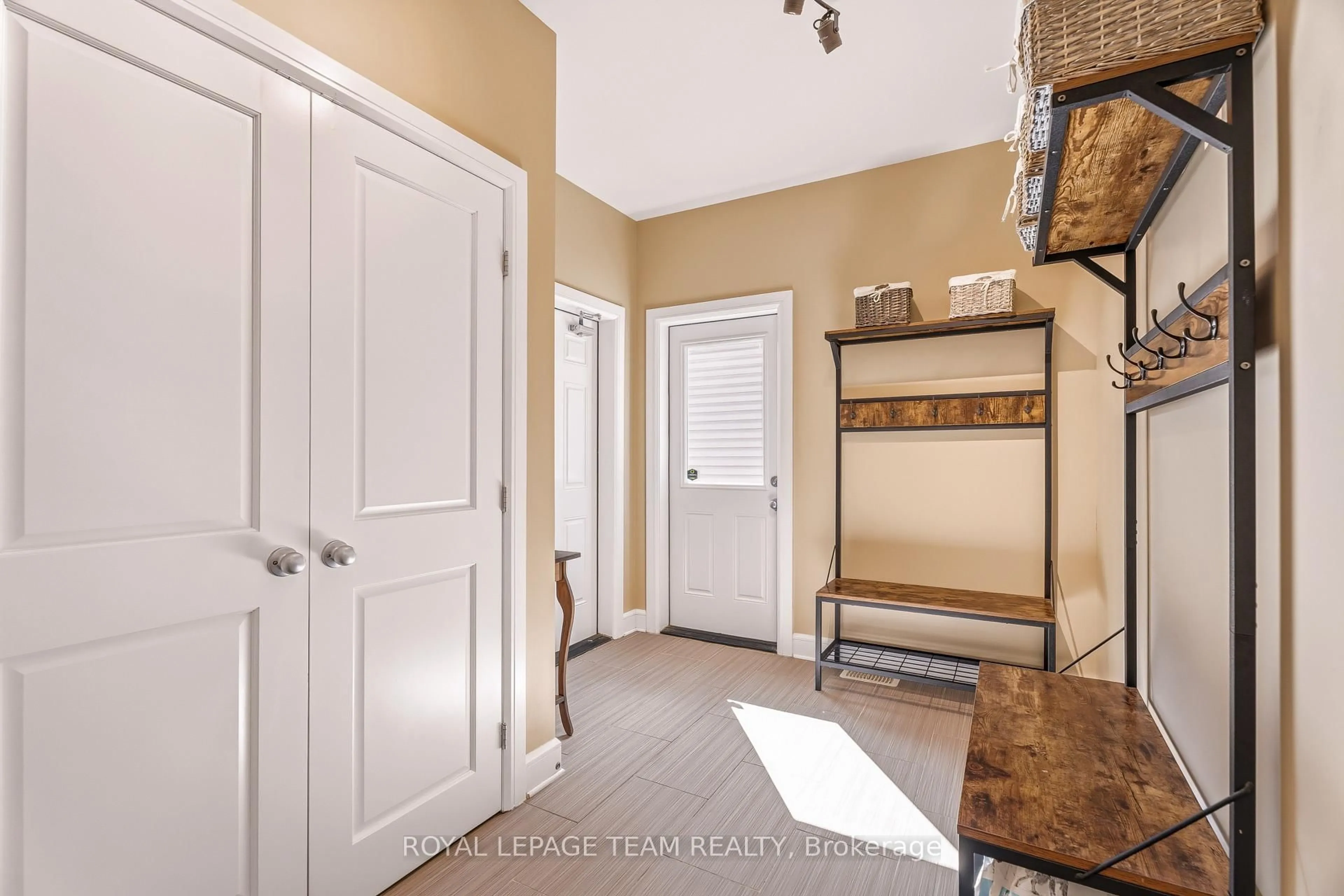 Indoor entryway for 218 Arthur St, Arnprior Ontario K7S 0H6