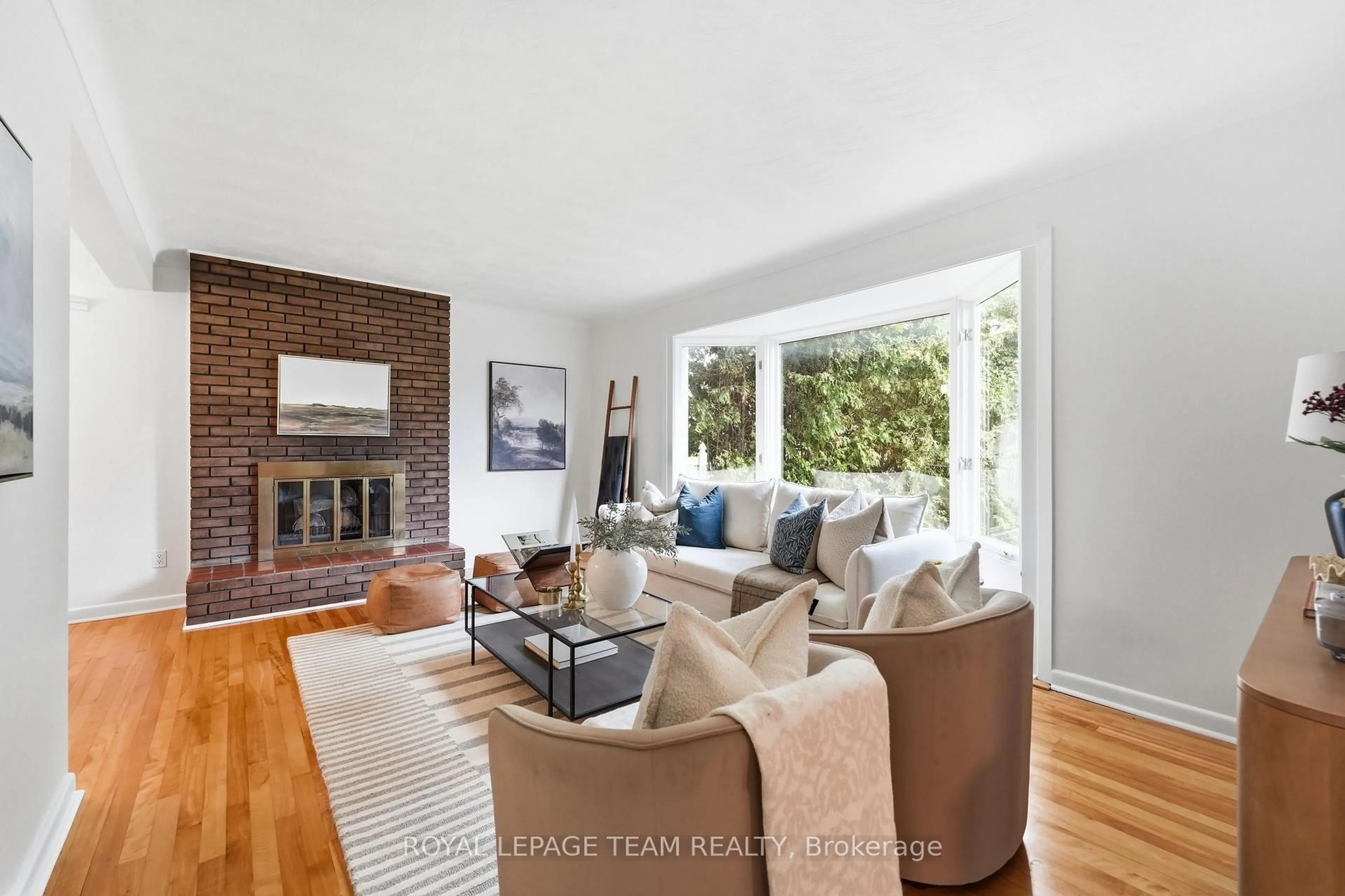 Living room with furniture, unknown for 1088 Checkers Rd, Ottawa Ontario K2C 2S4