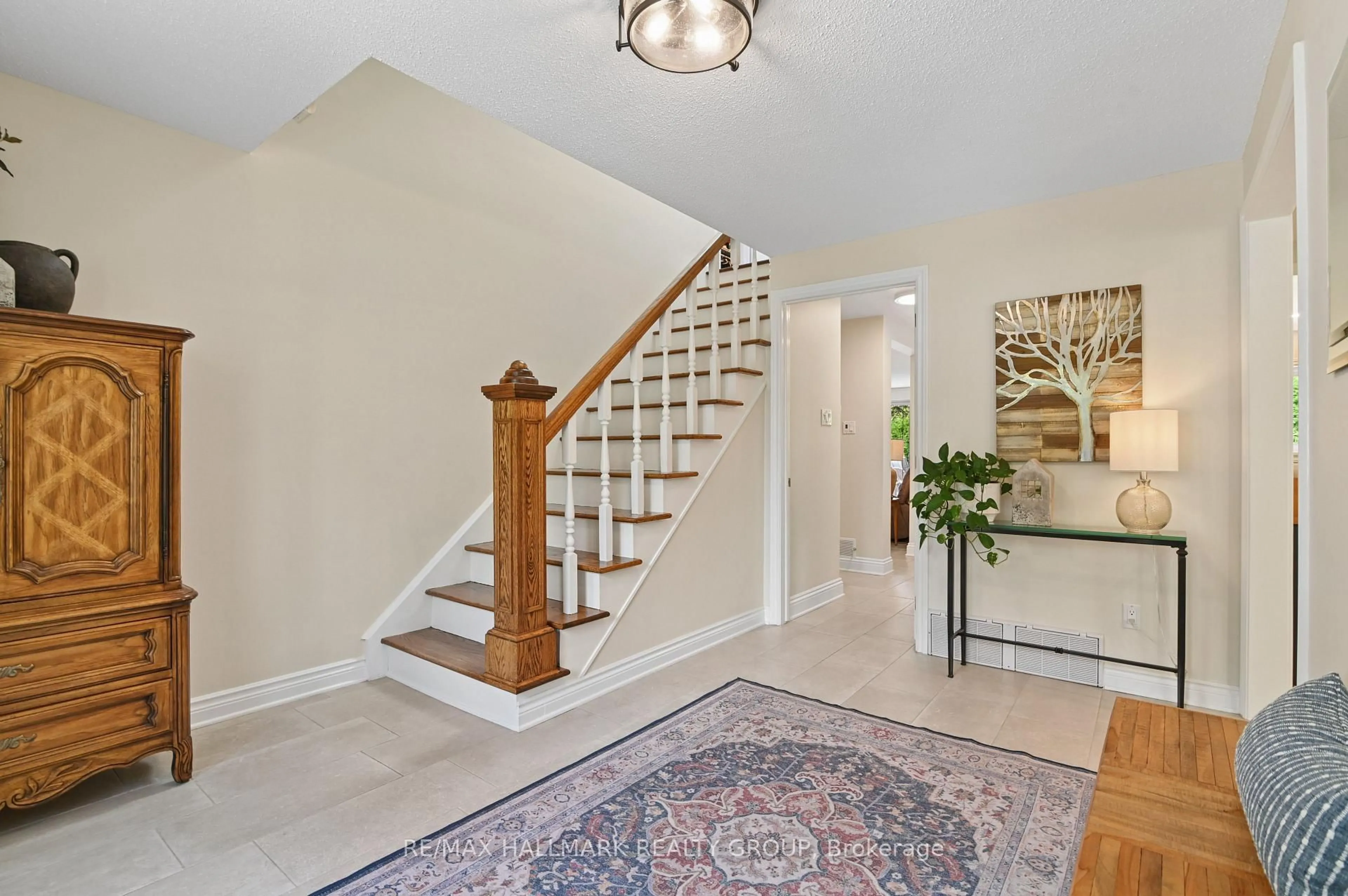 Indoor entryway for 109 Parkglen Crt, Ottawa Ontario K2G 3H2
