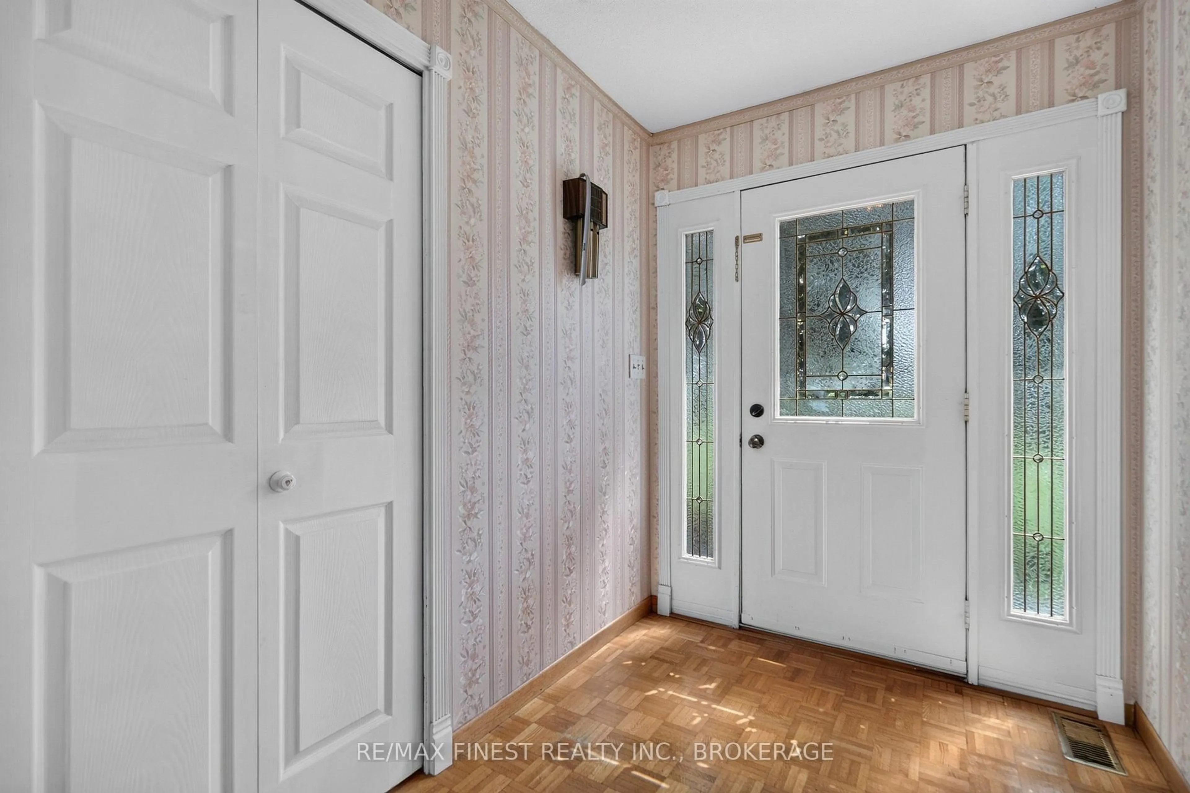 Indoor entryway for 3005 Wilson Rd, Harrowsmith Ontario K0H 1V0