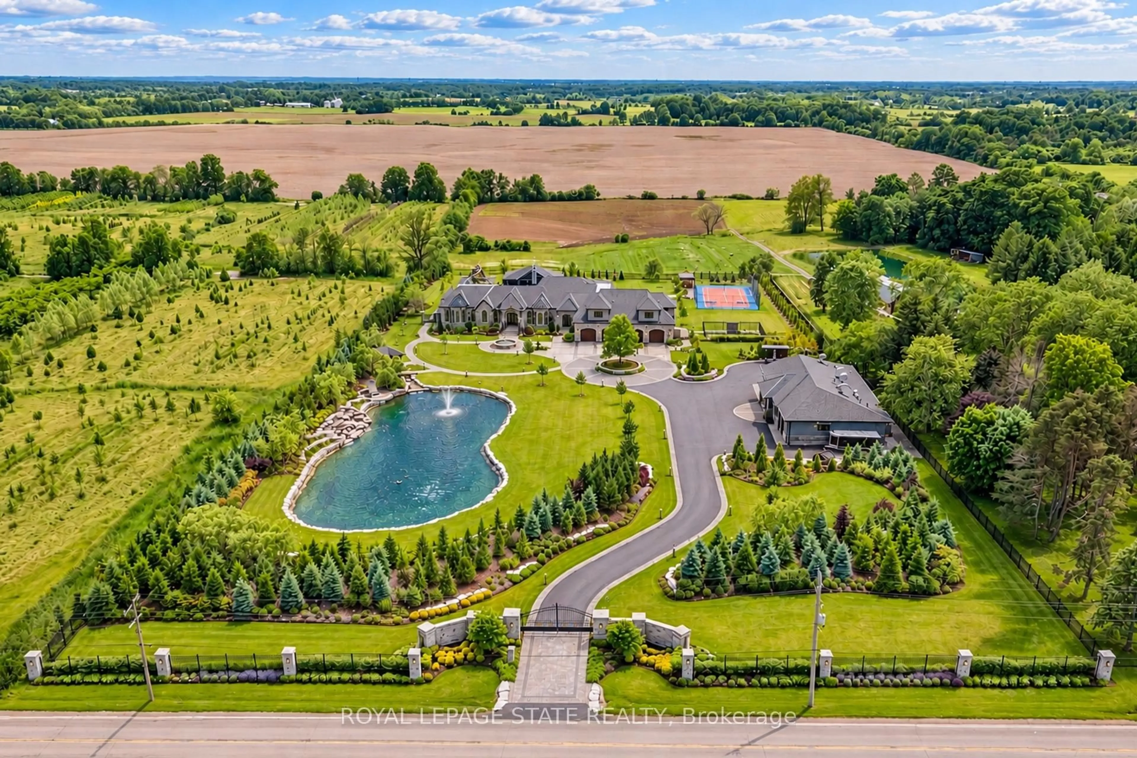A pic from outside/outdoor area/front of a property/back of a property/a pic from drone, water/lake/river/ocean view for 1272 Fiddlers Green Rd, Hamilton Ontario L9G 3L1