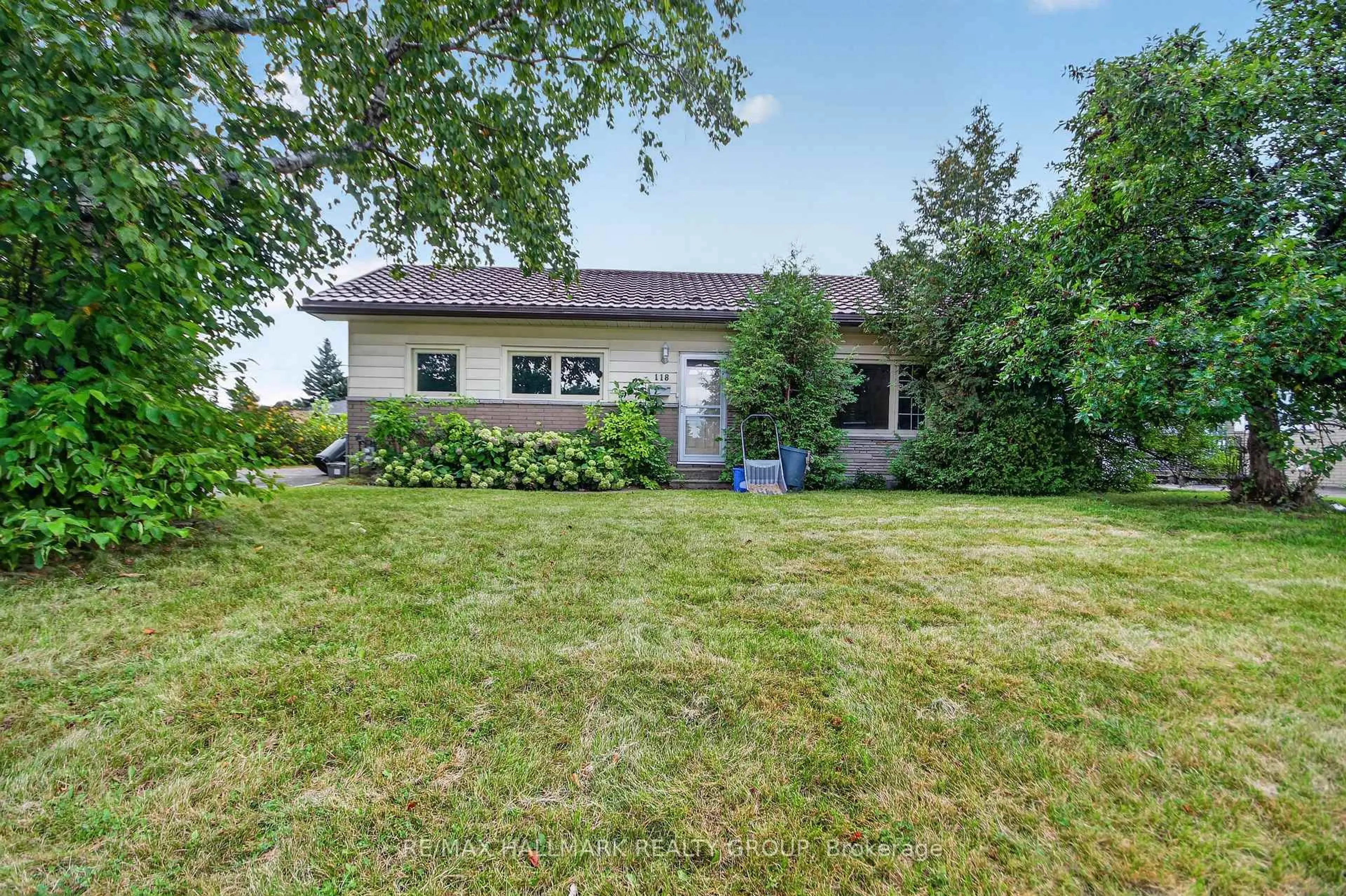 A pic from outside/outdoor area/front of a property/back of a property/a pic from drone, unknown for 118 Knoxdale Rd, Ottawa Ontario K2G 1A7