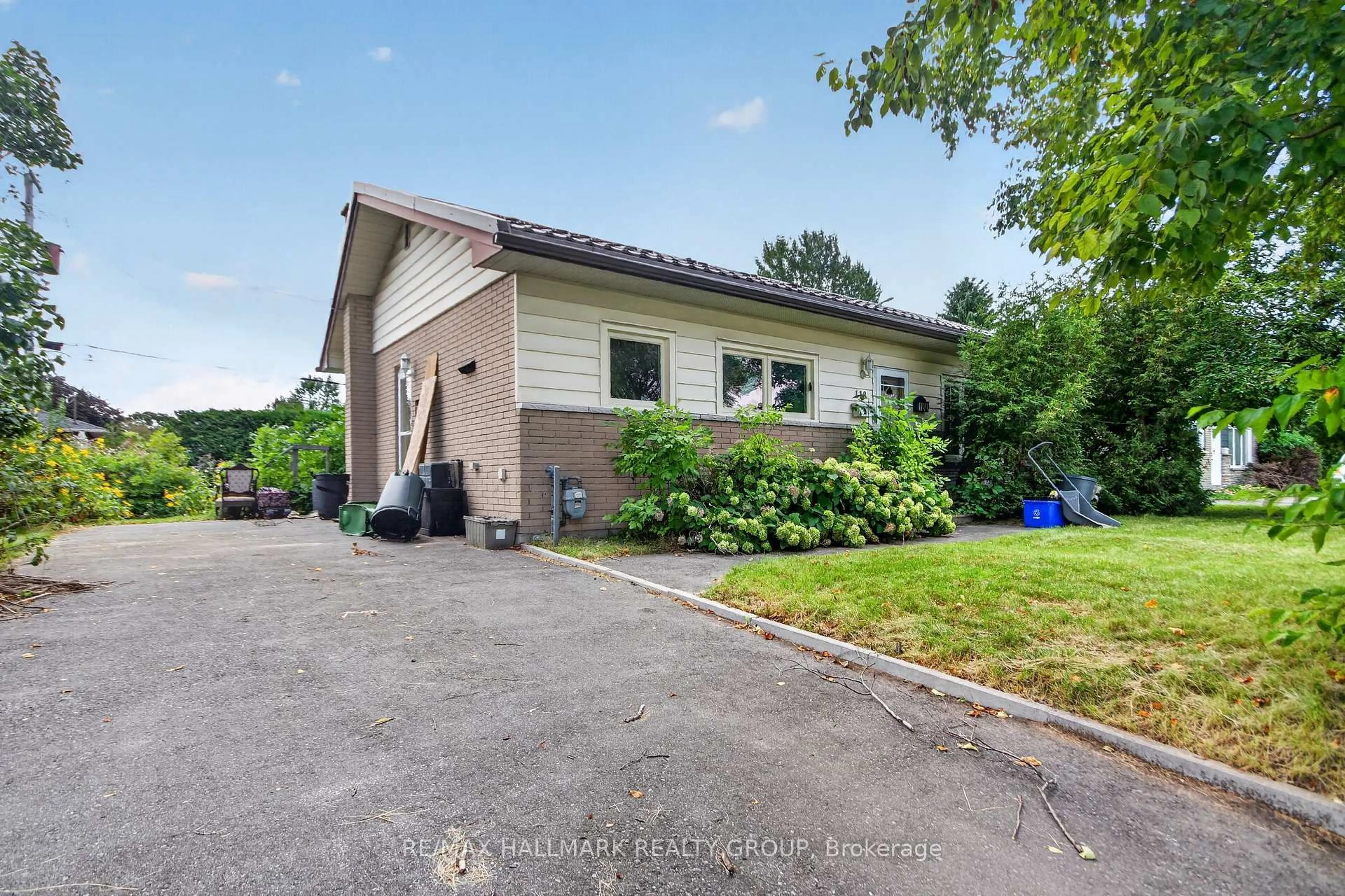 A pic from outside/outdoor area/front of a property/back of a property/a pic from drone, street for 118 Knoxdale Rd, Ottawa Ontario K2G 1A7