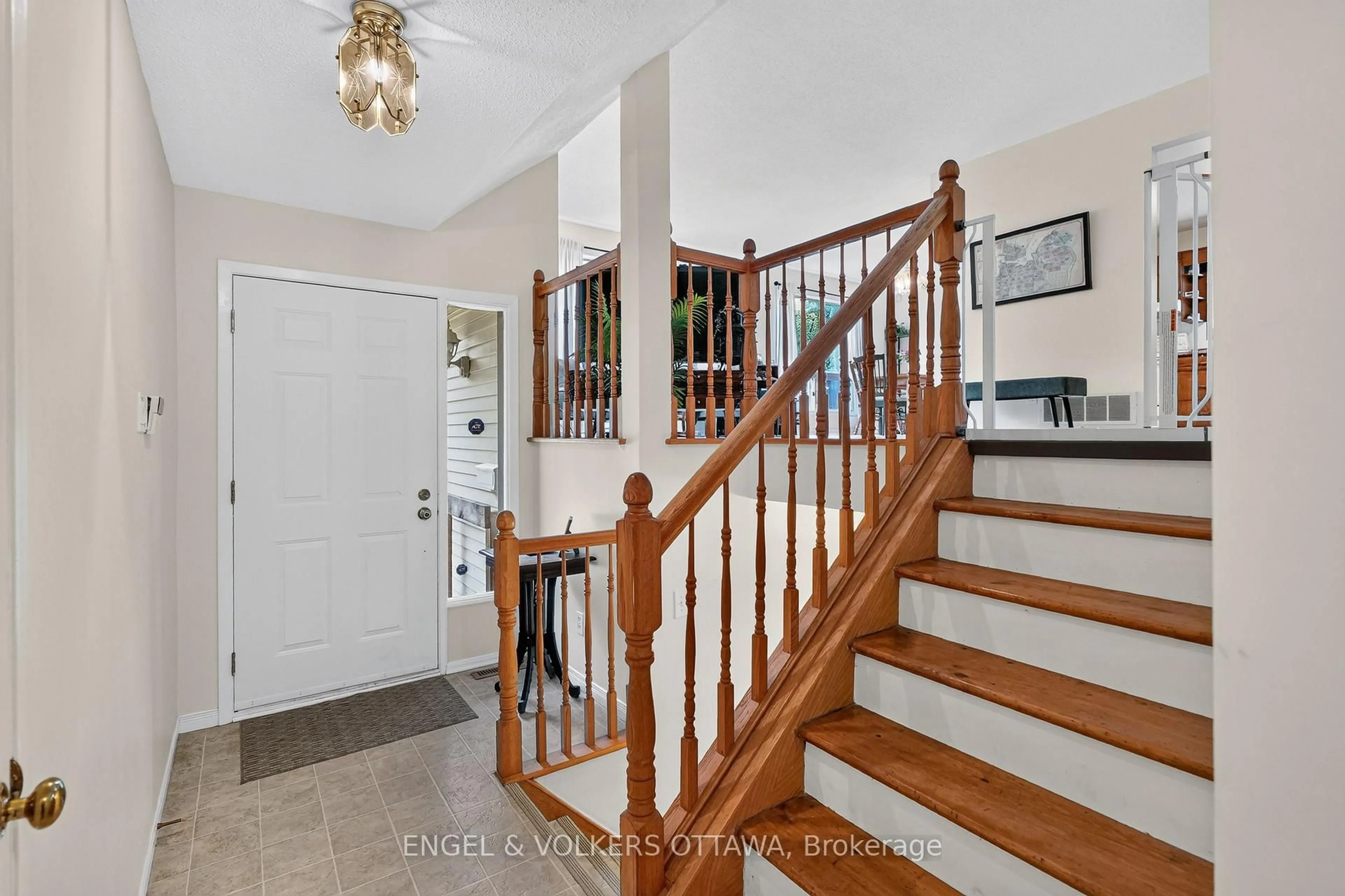 Indoor entryway for 3620 Albion Rd, Ottawa Ontario K1T 1A3