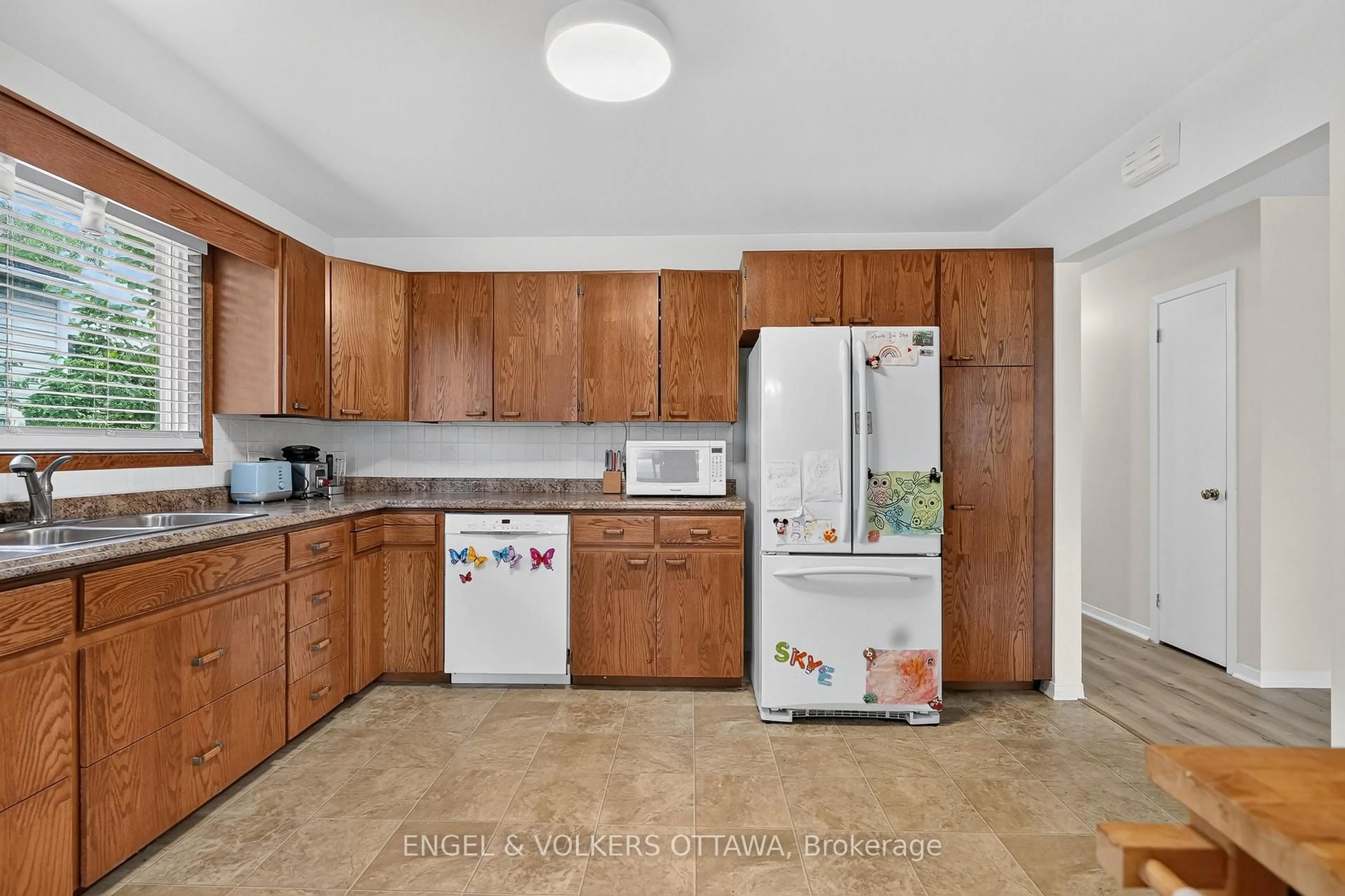 Standard kitchen, ceramic/tile floor for 3620 Albion Rd, Ottawa Ontario K1T 1A3
